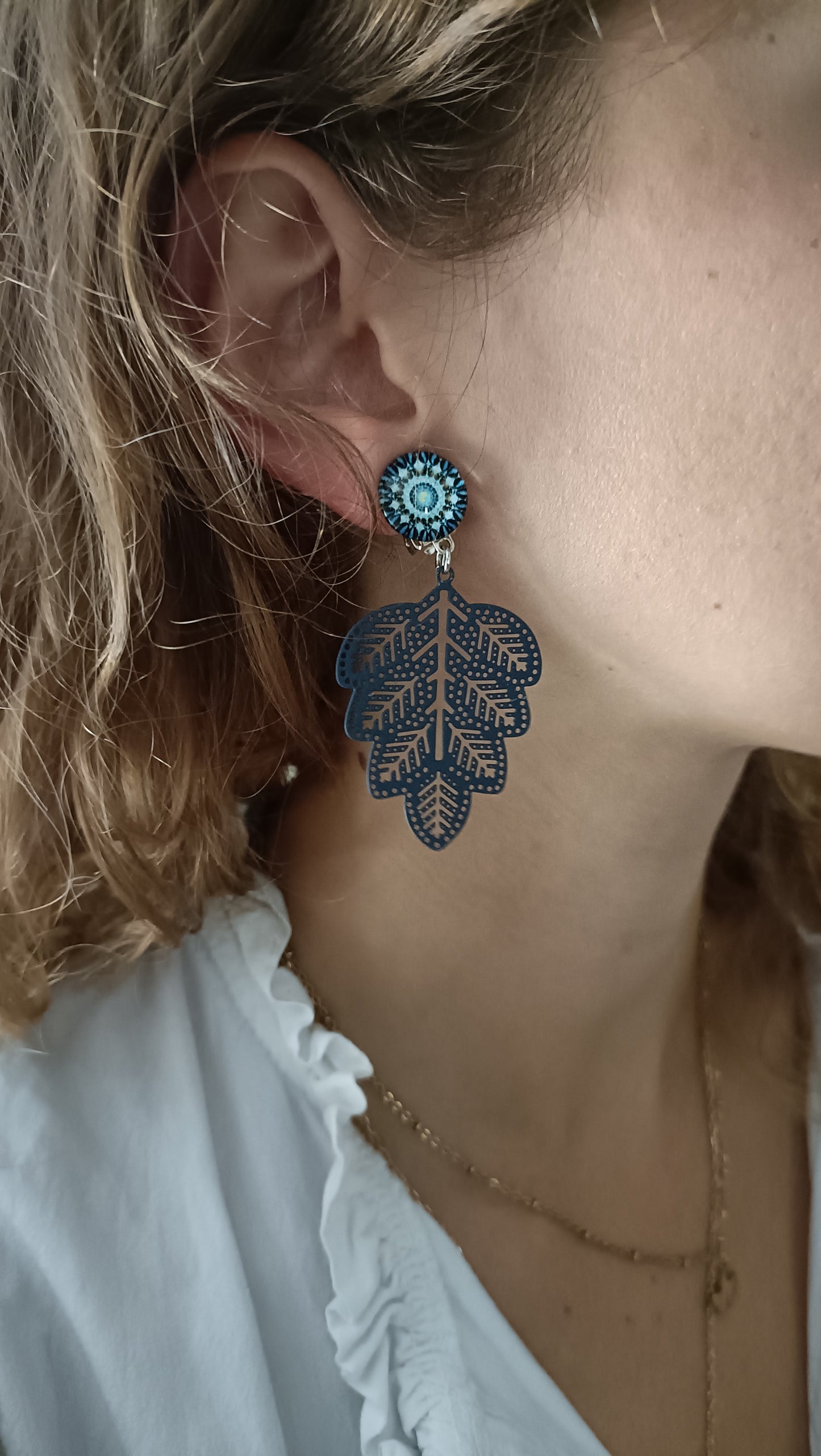 Boucles d'oreilles clips indolores feuilles bleu marine ajourées, très légères