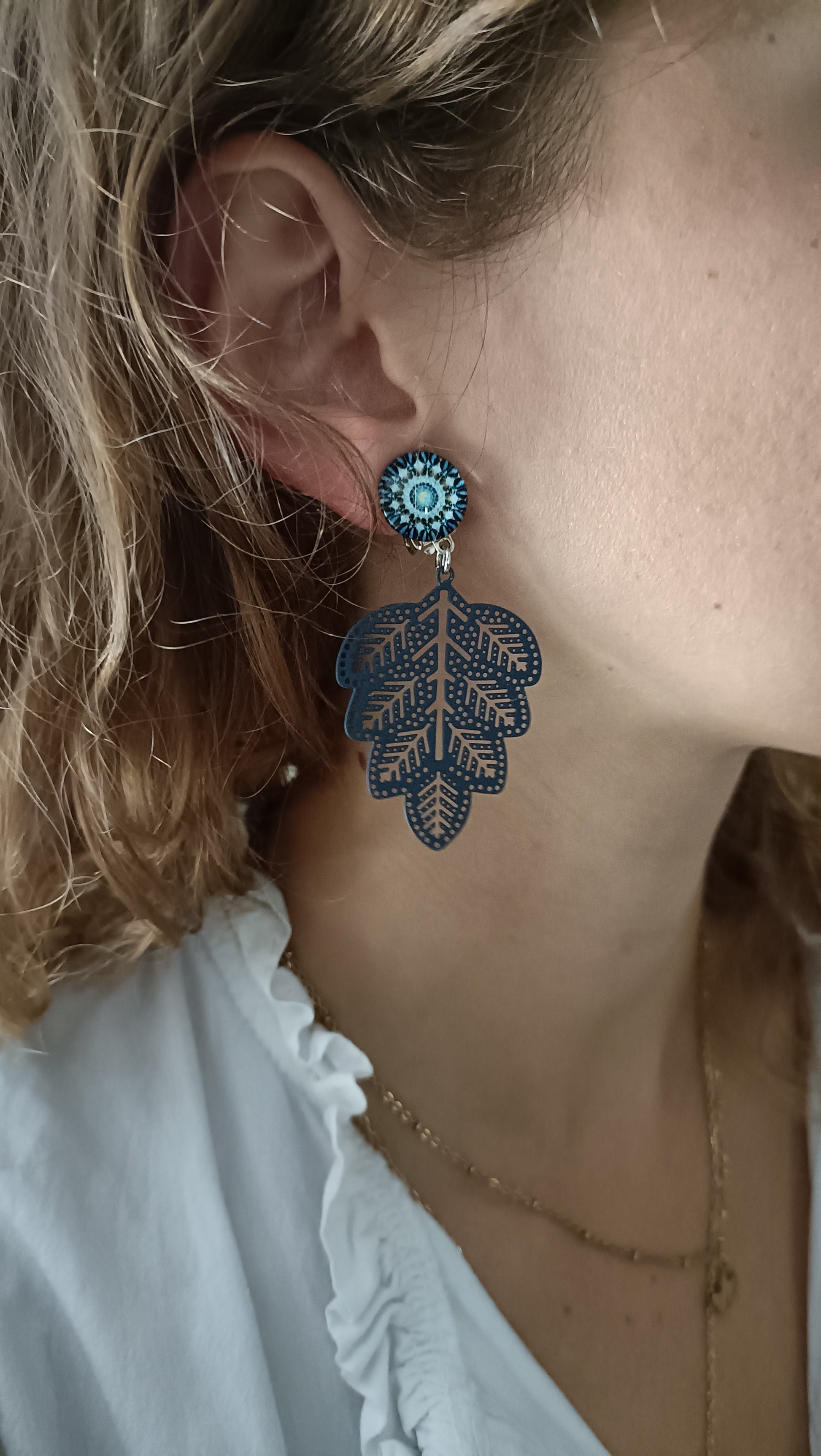 Boucles d'oreilles clips indolores feuilles bleu marine ajourées, très légères