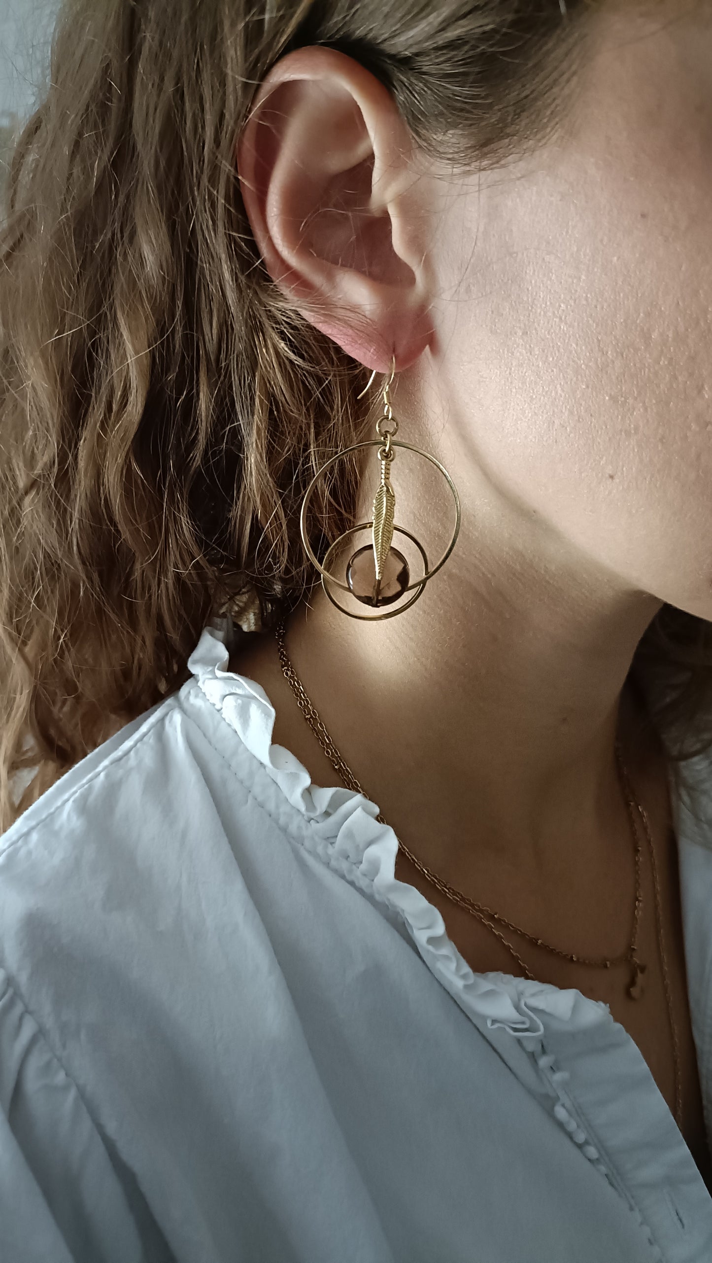 Boucles d'oreilles dorées style créoles et quartz fumé