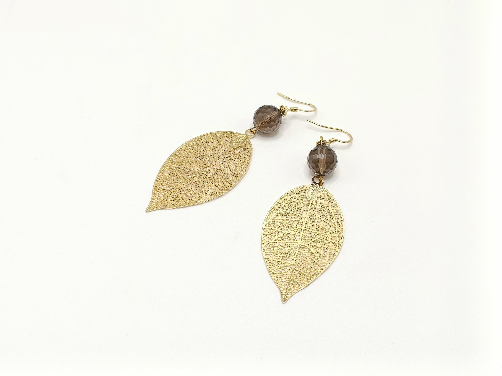 Grandes boucles d'oreilles feuilles  dorées or fin, percées ou clips et quartz fumé facetté 