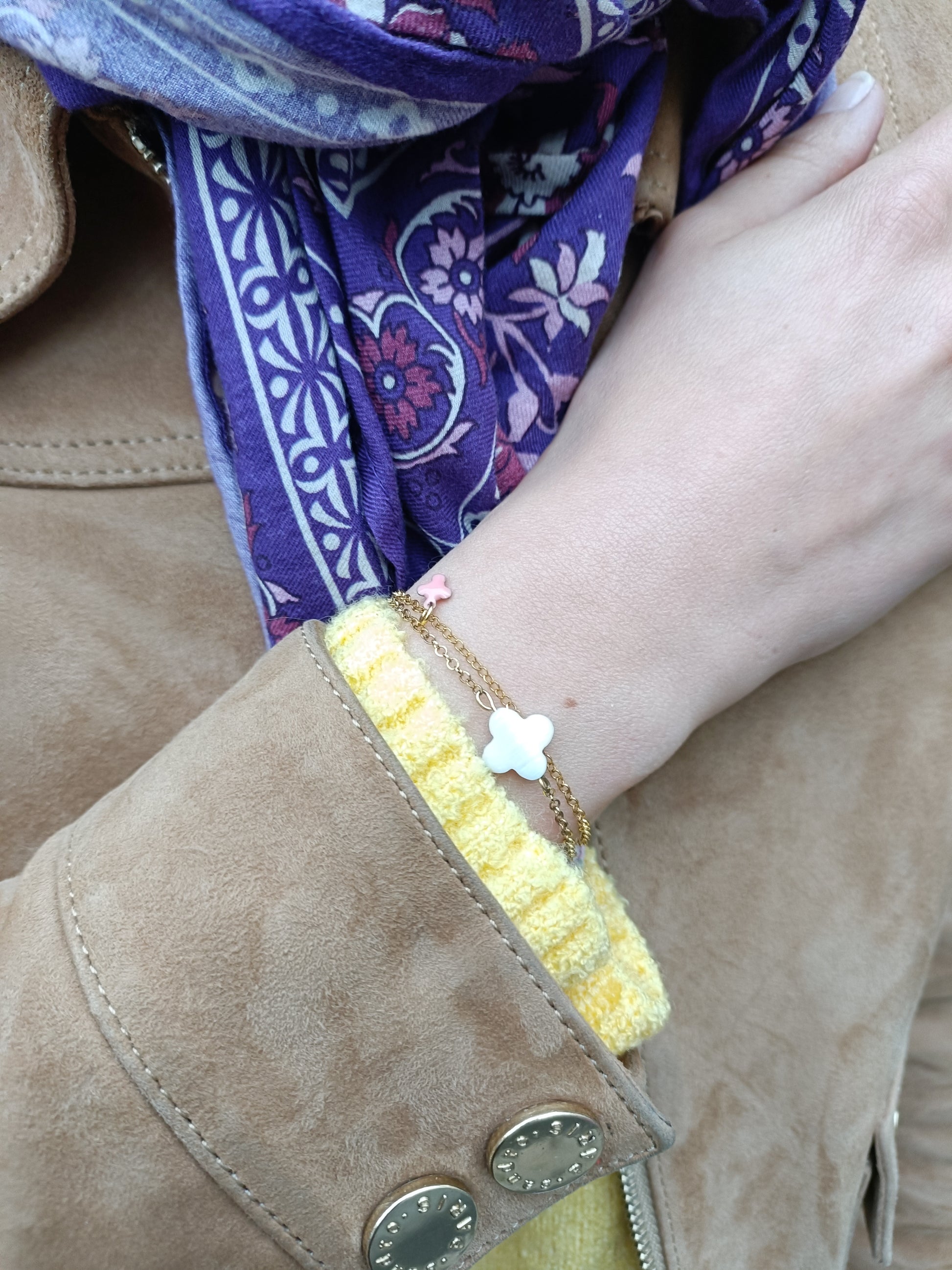 Bracelet doré fin en acier inoxydable et petite nacre fleur blanche