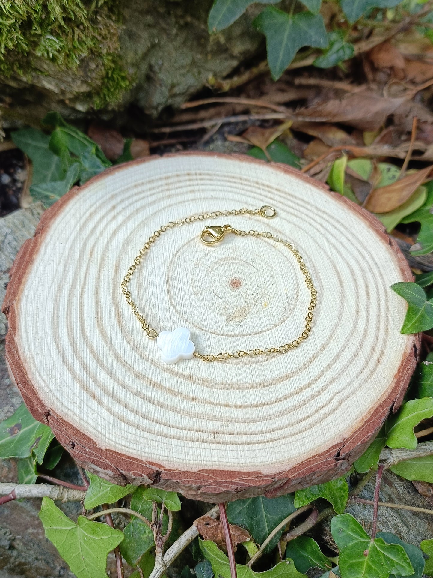 Bracelet doré fin en acier inoxydable et petite nacre fleur blanche