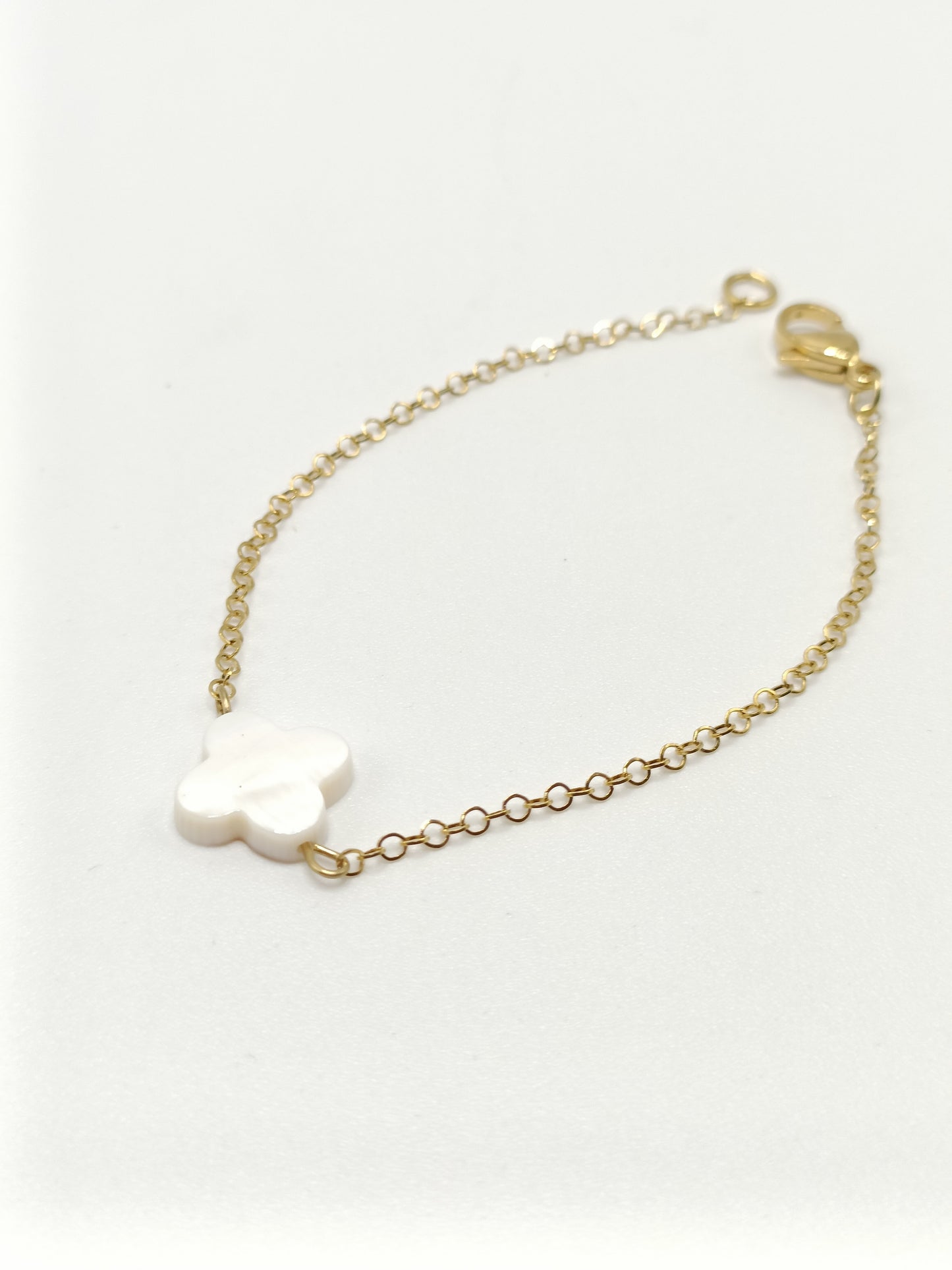 Bracelet doré et nacre fleur blanche