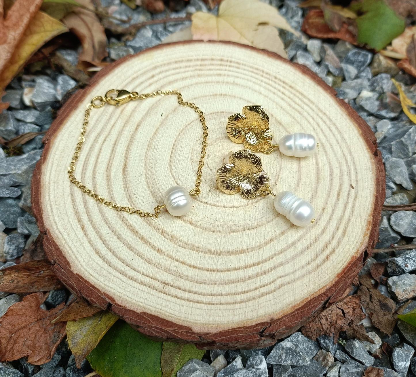 Iris, les boucles d'oreilles fleurs dorées 18K et perles de culture