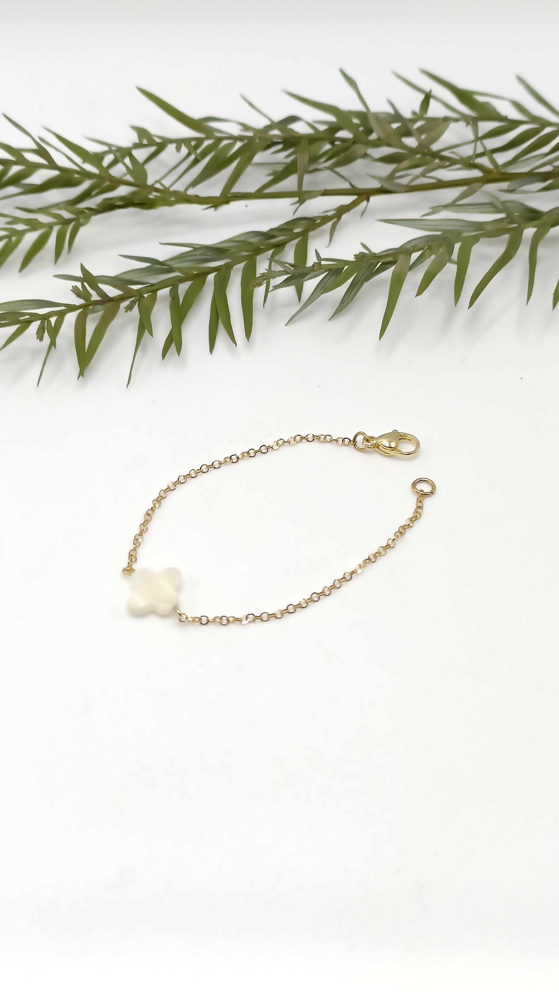 Bracelet doré fin en acier inoxydable et nacre fleur blanche 