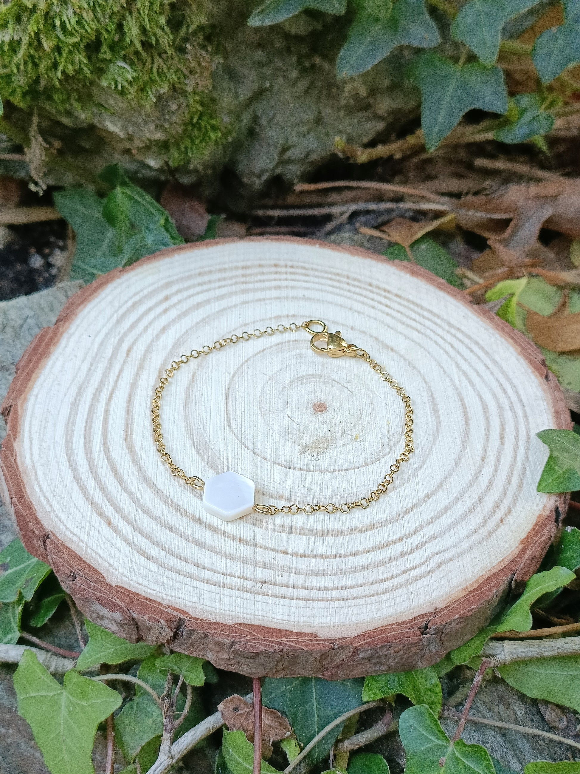 Bracelet doré fin en acier inoxydable et petite nacre blanche octogonale