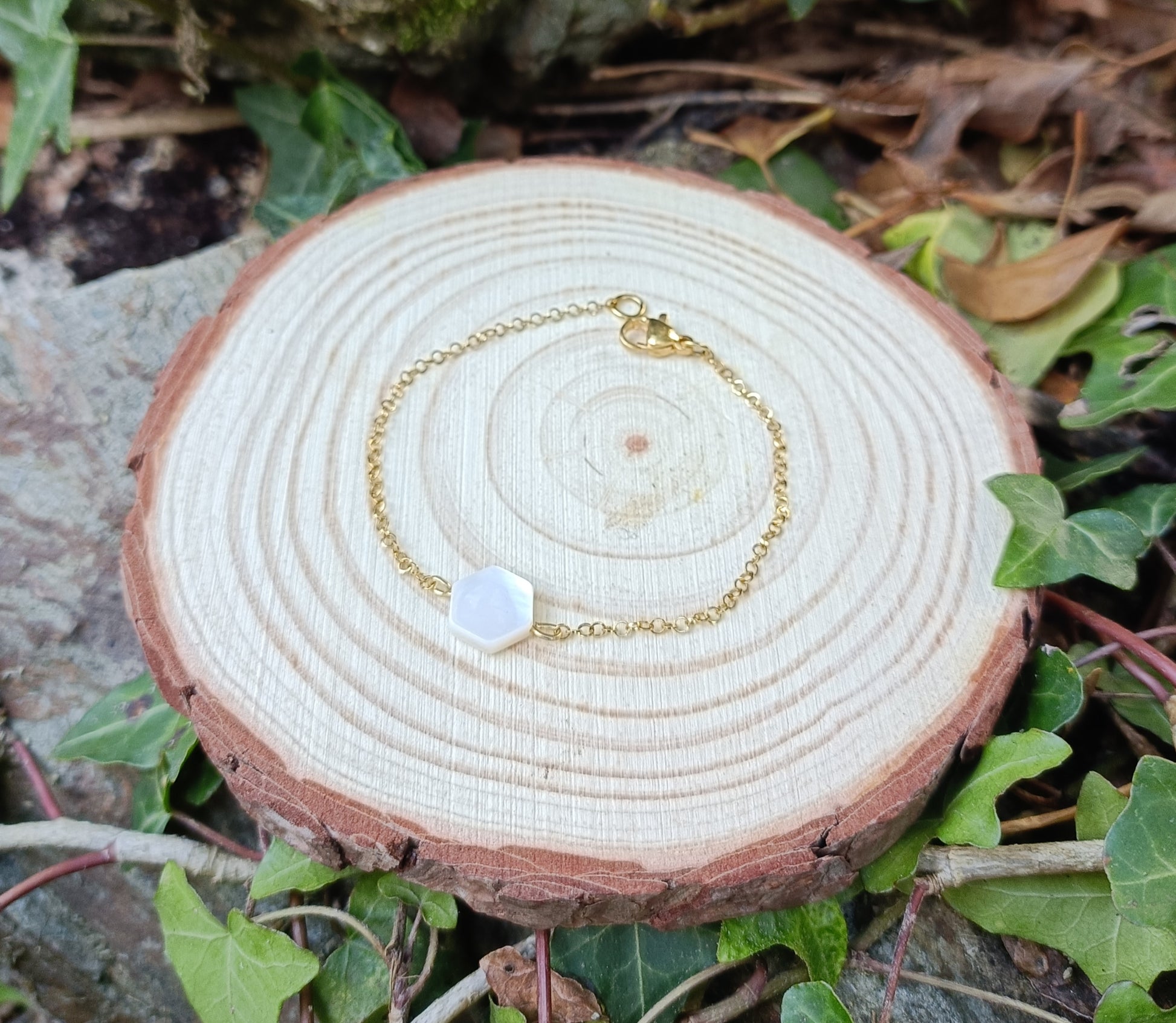 Bracelet doré fin en acier inoxydable et petite nacre blanche en acier inoxydable