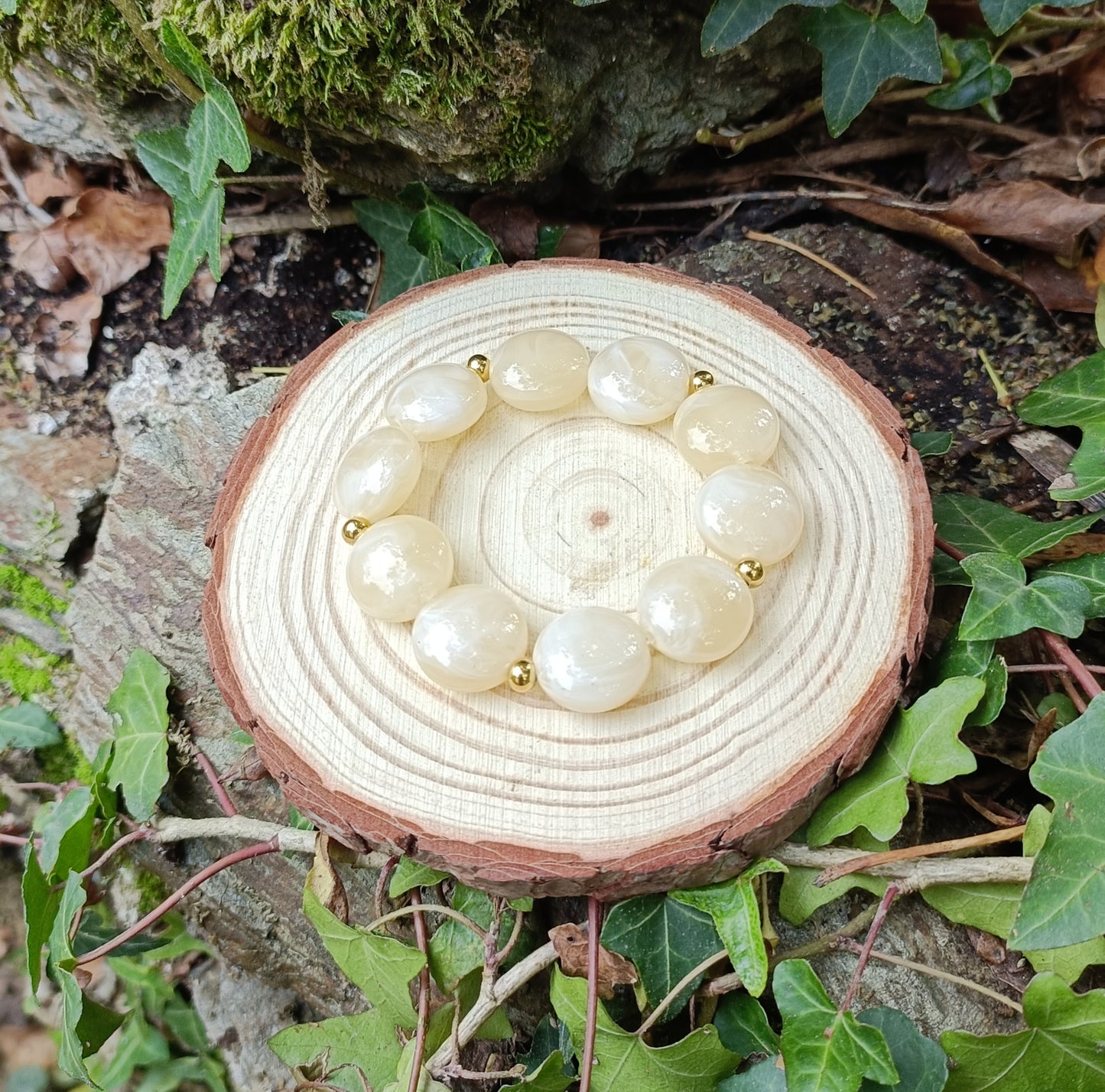 Bracelet élastiqué avec perles plates rondes beige marbré et perles dorées en acier inoxydable