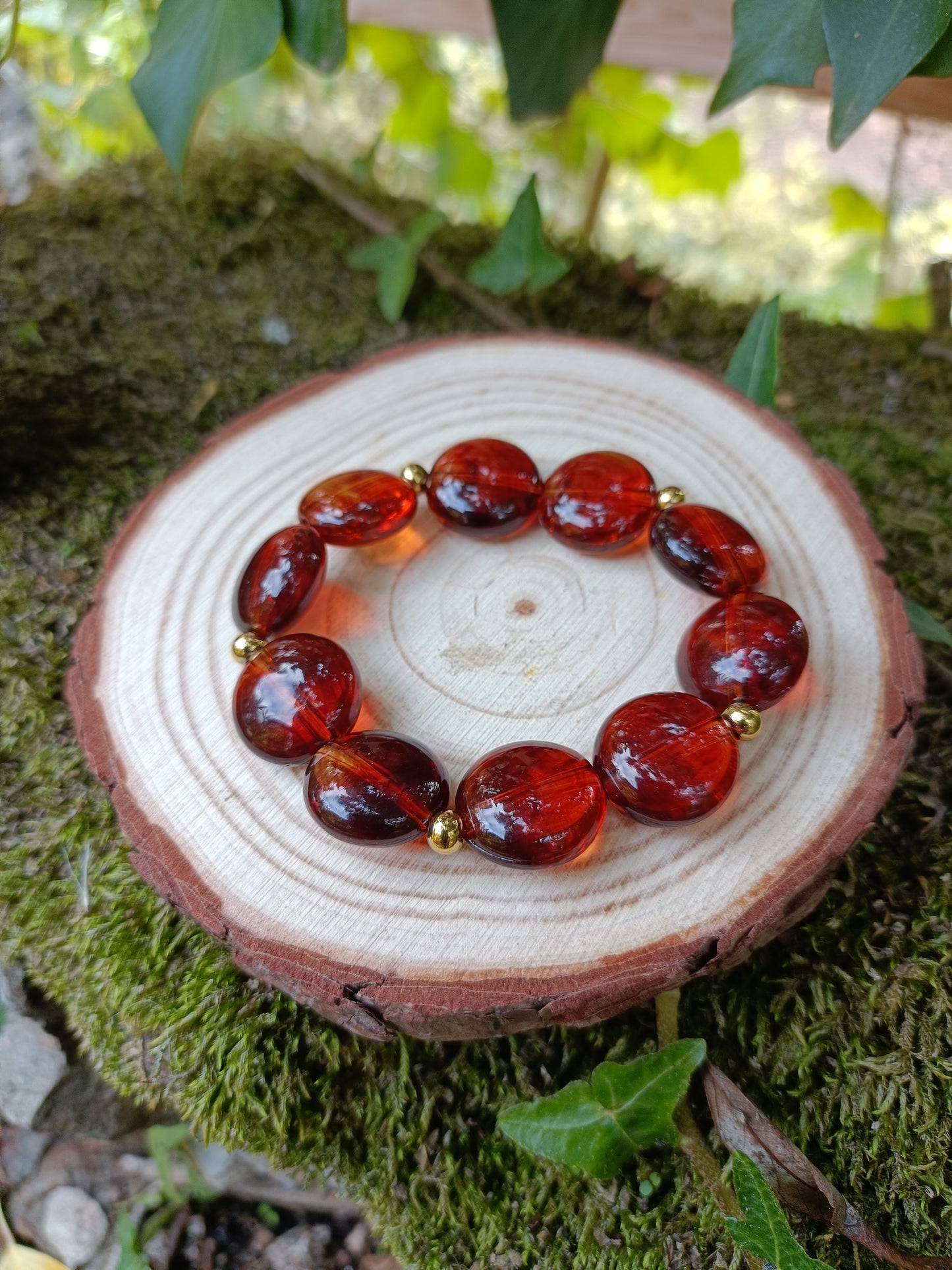 Bracelet élastiqué perles rondes plates chocolat marbré et perles dorées en acier inoxydable