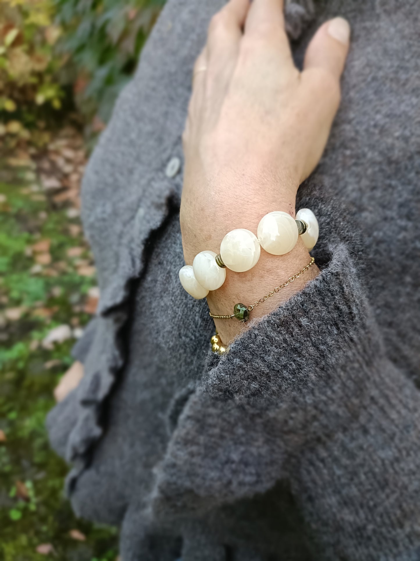 Bracelet élastiqué perles ronde acryliques beige marbré et petites perles dorées en acier inoxydable 