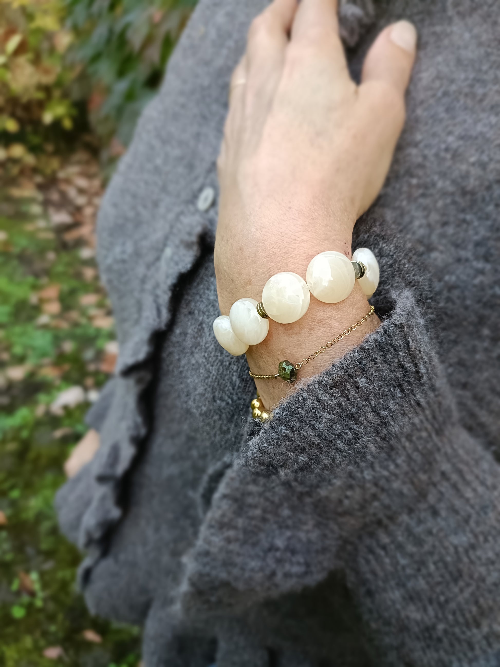 Bracelet élastiqué perles ronde acryliques beige marbré et petites perles dorées en acier inoxydable 