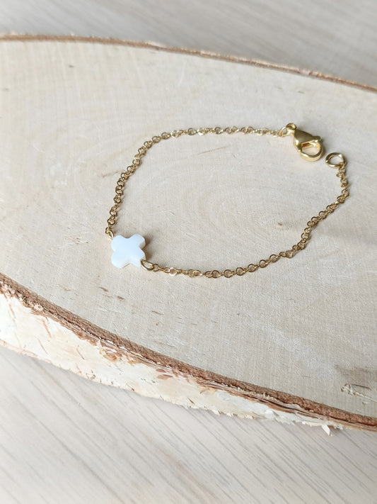 Bracelet doré et croix blanche en nacre