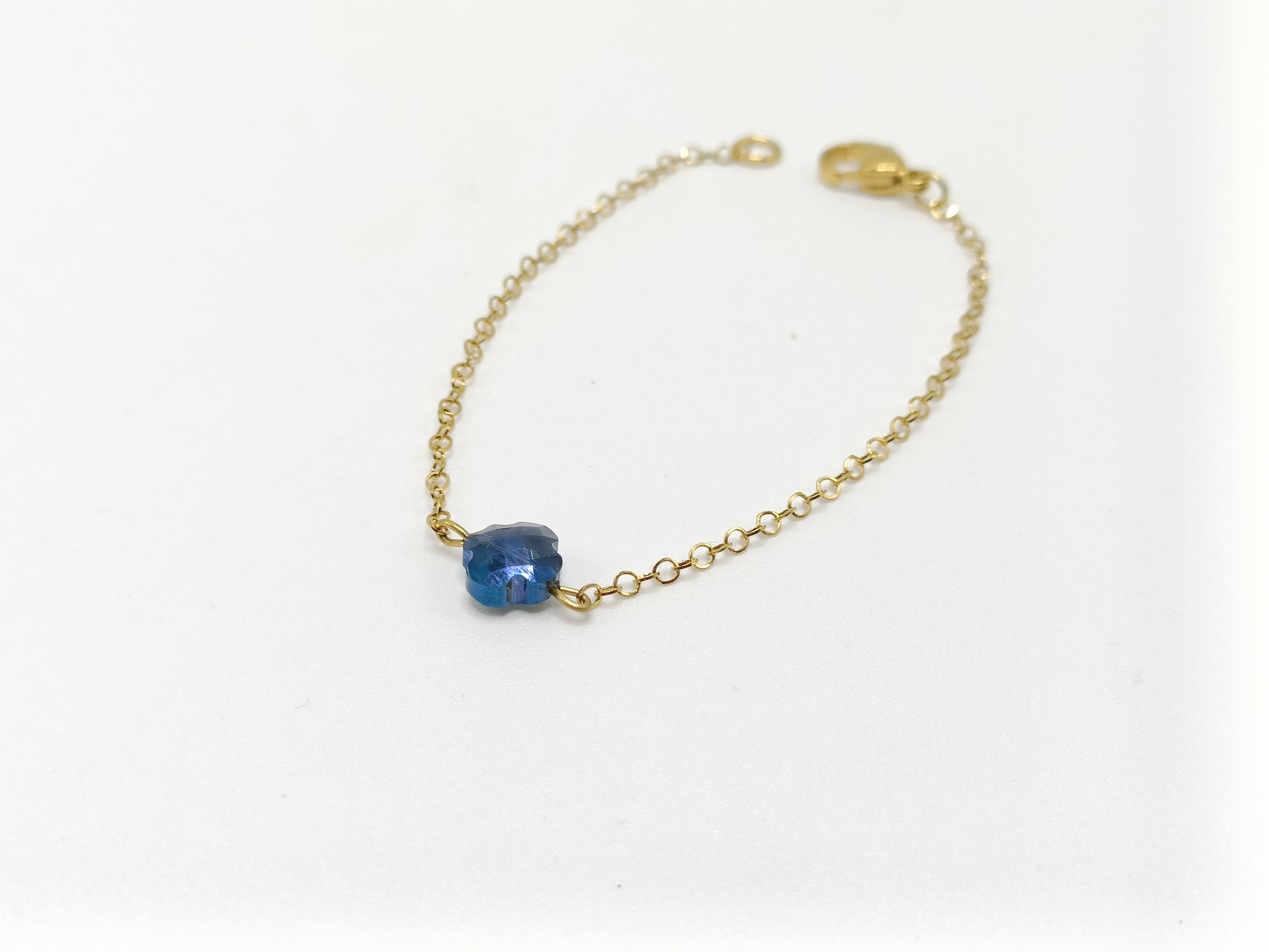 Bracelet fin doré et fleur bleue en cristal