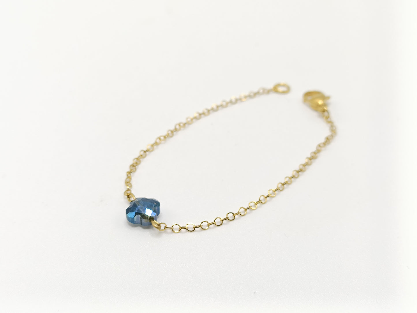 Bracelet fin doré et fleur bleue en cristal