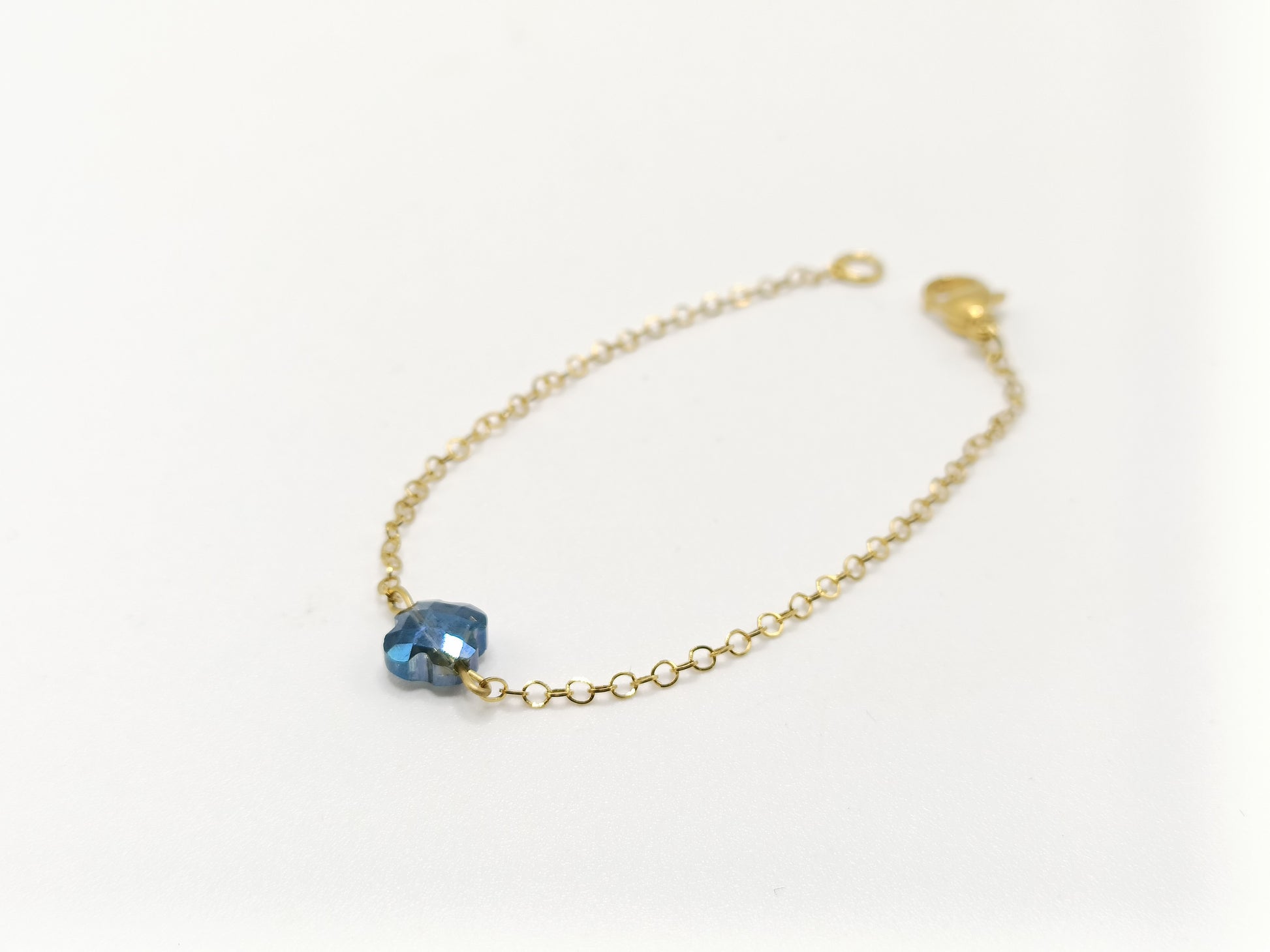 Bracelet fin doré et fleur bleue en cristal
