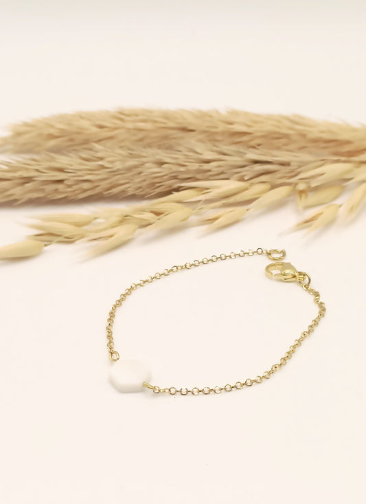 Bracelet doré fin en acier inoxydable et petite nacre blanche octogonale