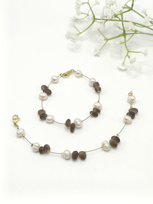 Bracelet doré sur fil gainé composé de perles de culture baroques et pierres naturelles de quartz fumé mat