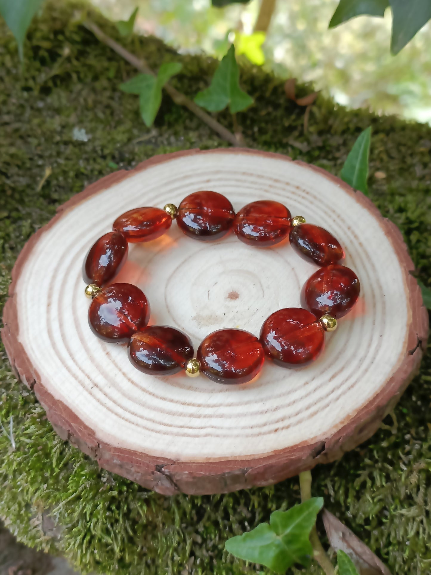 Bracelet élastiqué perles rondes plates en acrylique chocolat marbré et perles dorées en acier inoxydable