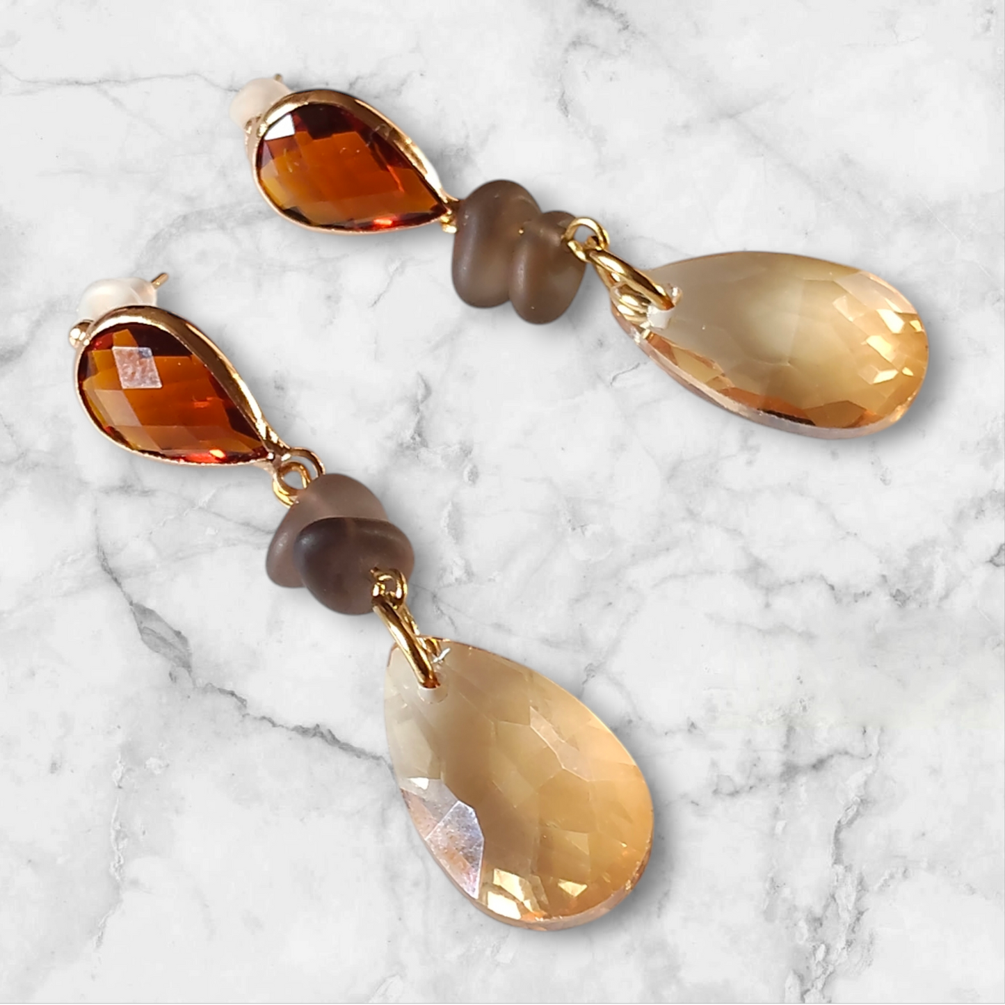 Brunilde, les boucles d'oreilles puces, gouttes et quartz fumé