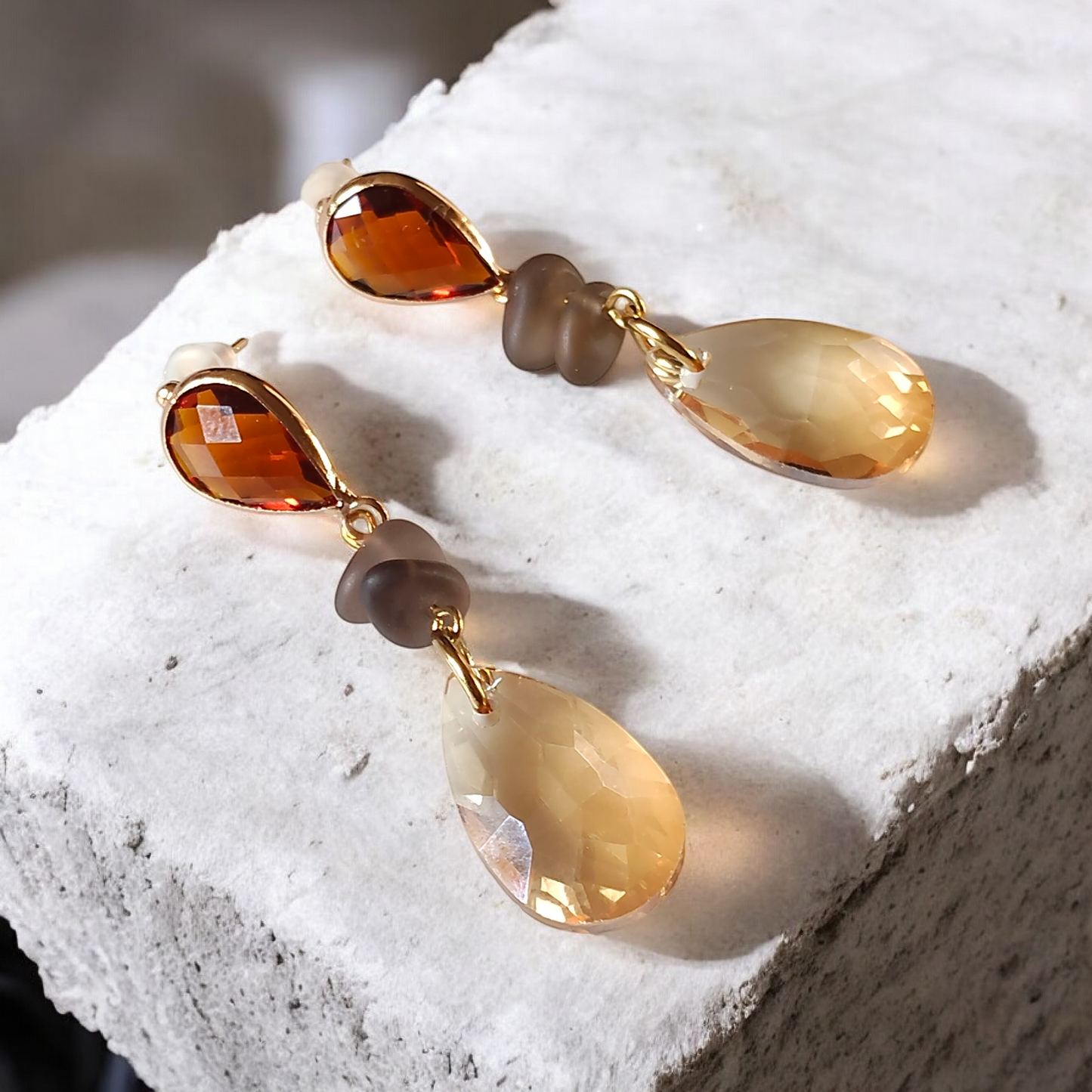 Brunilde, les boucles d'oreilles puces chocolat clair en verre facetté et acier inoxydable, petites pierres en quartz fumé et gouttes en verre facetté couleur sable