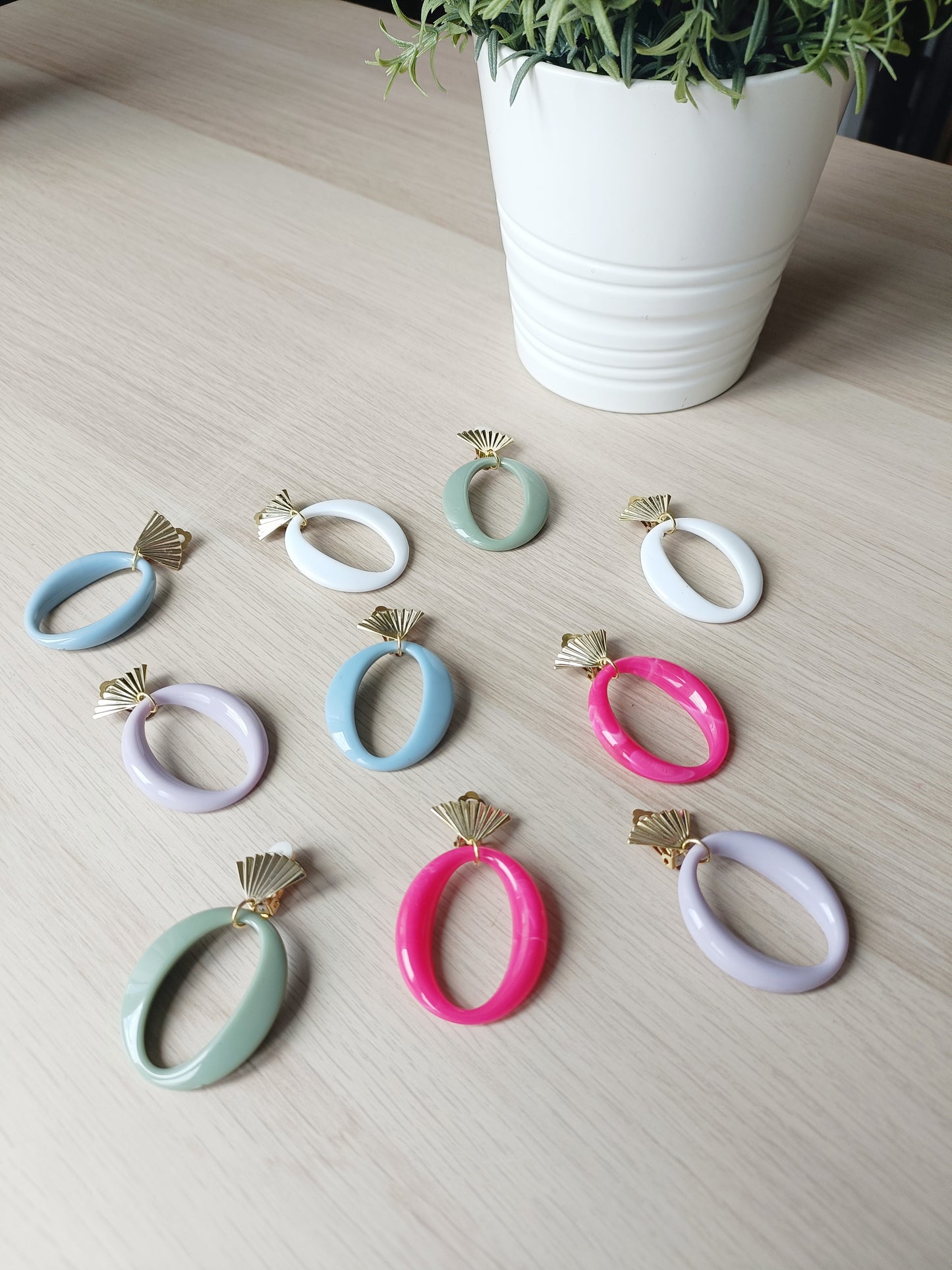 Les Cadix, boucles d'oreilles clips dorés en forme d'éventail et grands éléments en acrylique de différente couleur, très légères