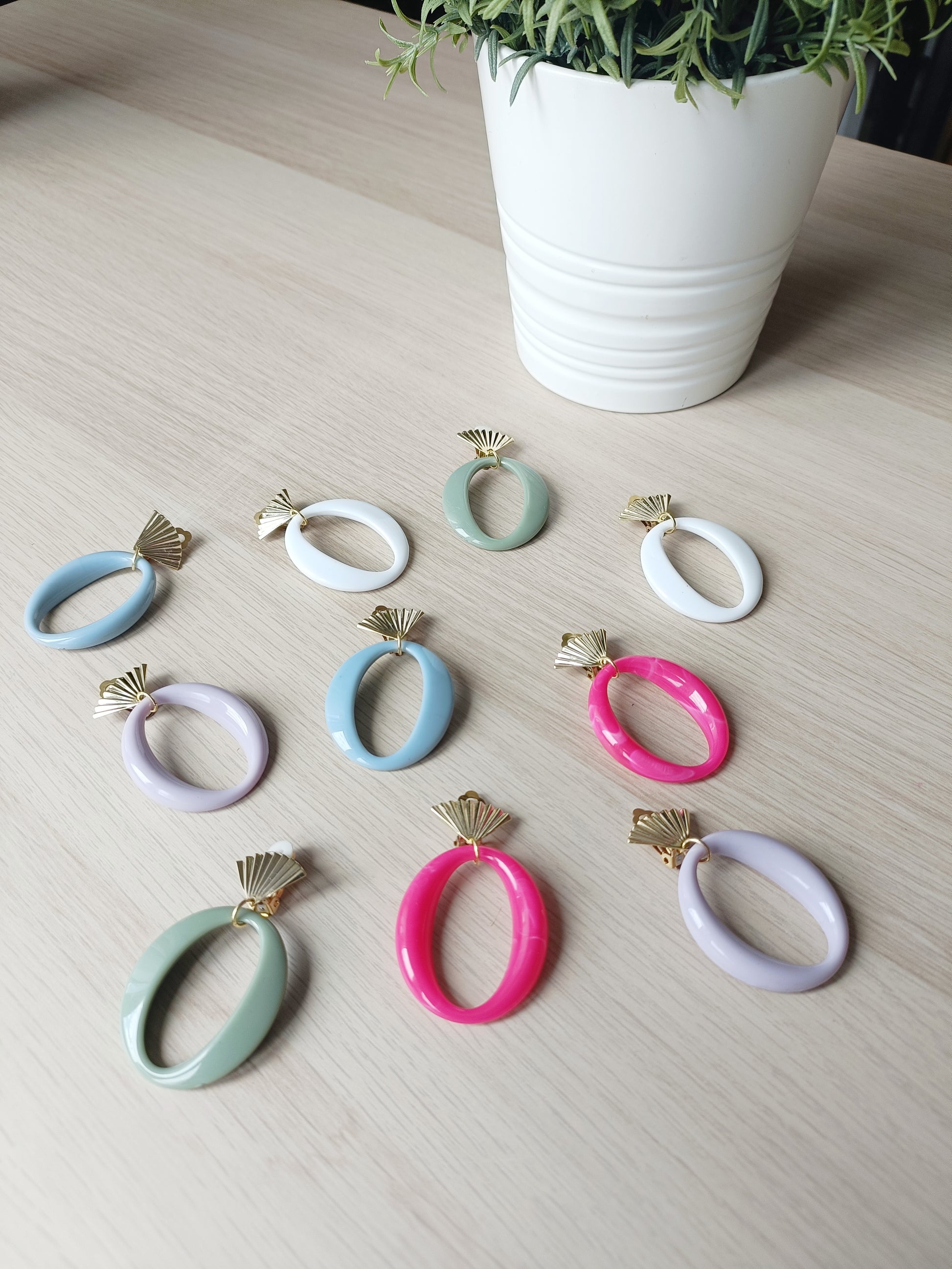 Les Cadix, boucles d'oreilles clips dorés en forme d'éventail et grands éléments en acrylique de différente couleur, très légères