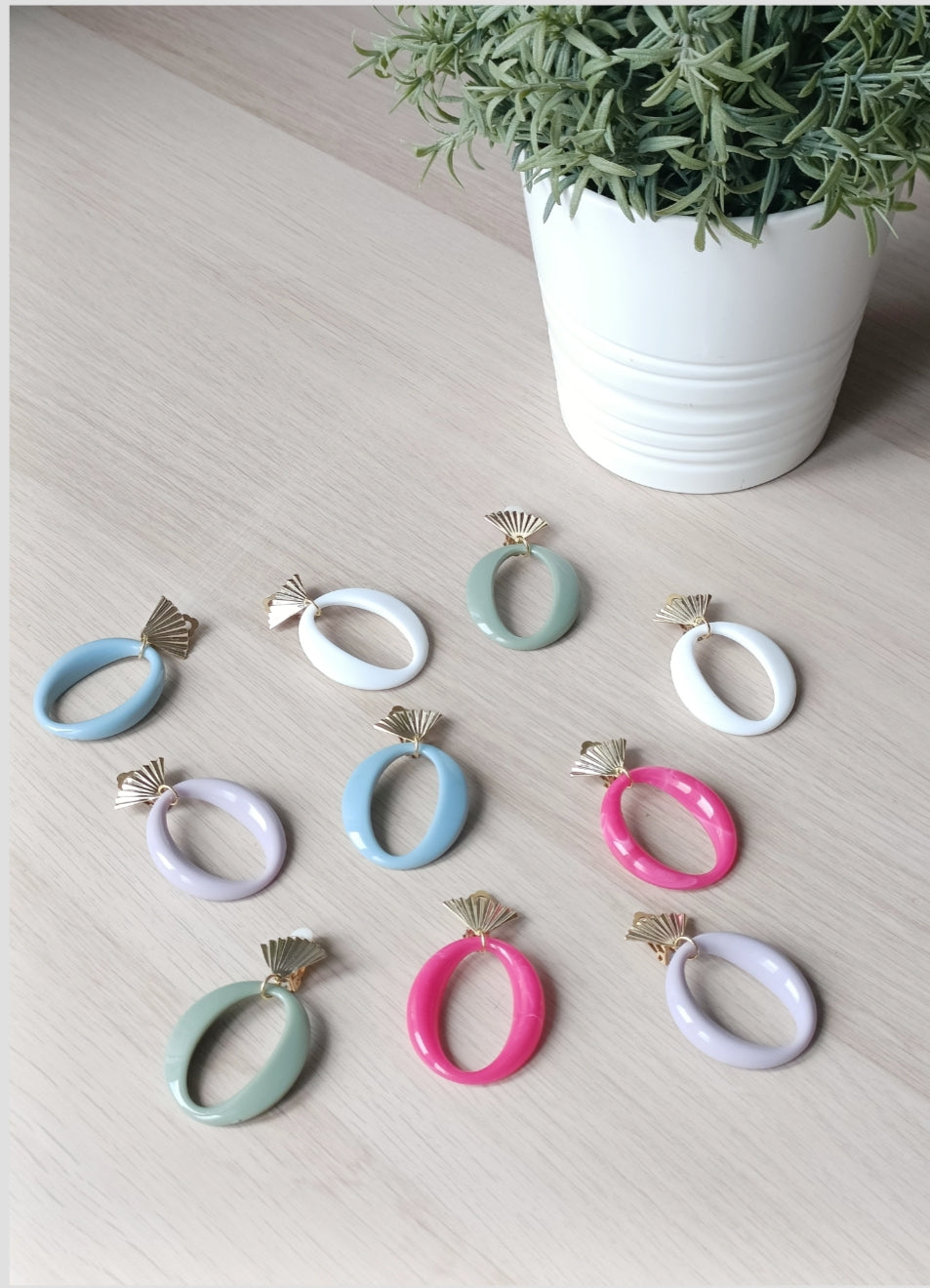 Cadix, boucles d'oreilles clips éventails dorés or fin et grands éléments ajourés en acrylique blanc, bleu glacier, fushia ou vert amande