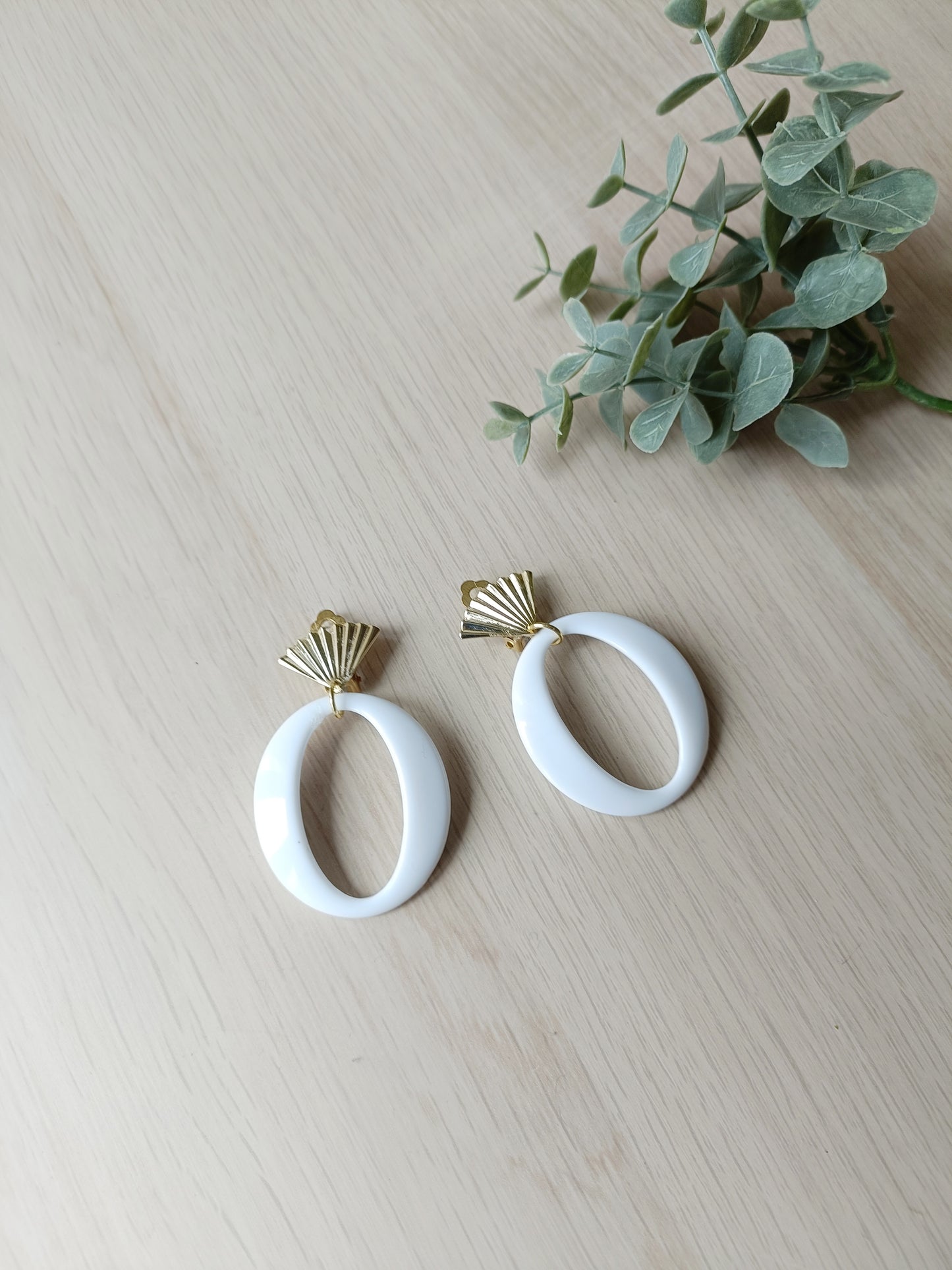 Cadix, boucles d'oreilles clips dorées or fin et blanc