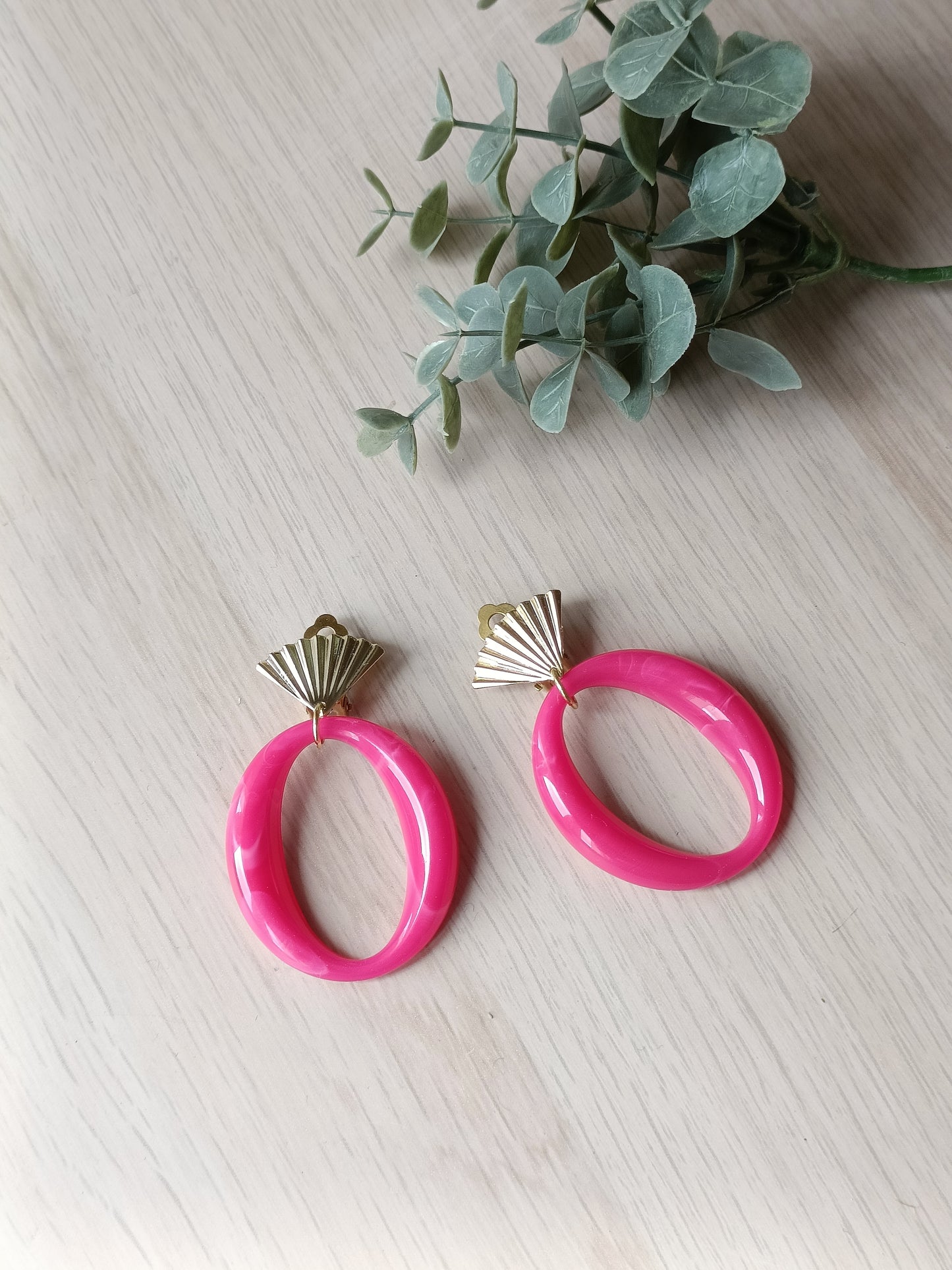 Les Cadix, boucles d'oreilles clips dorés en forme d'éventail et éléments fushia en acrylique, très légères