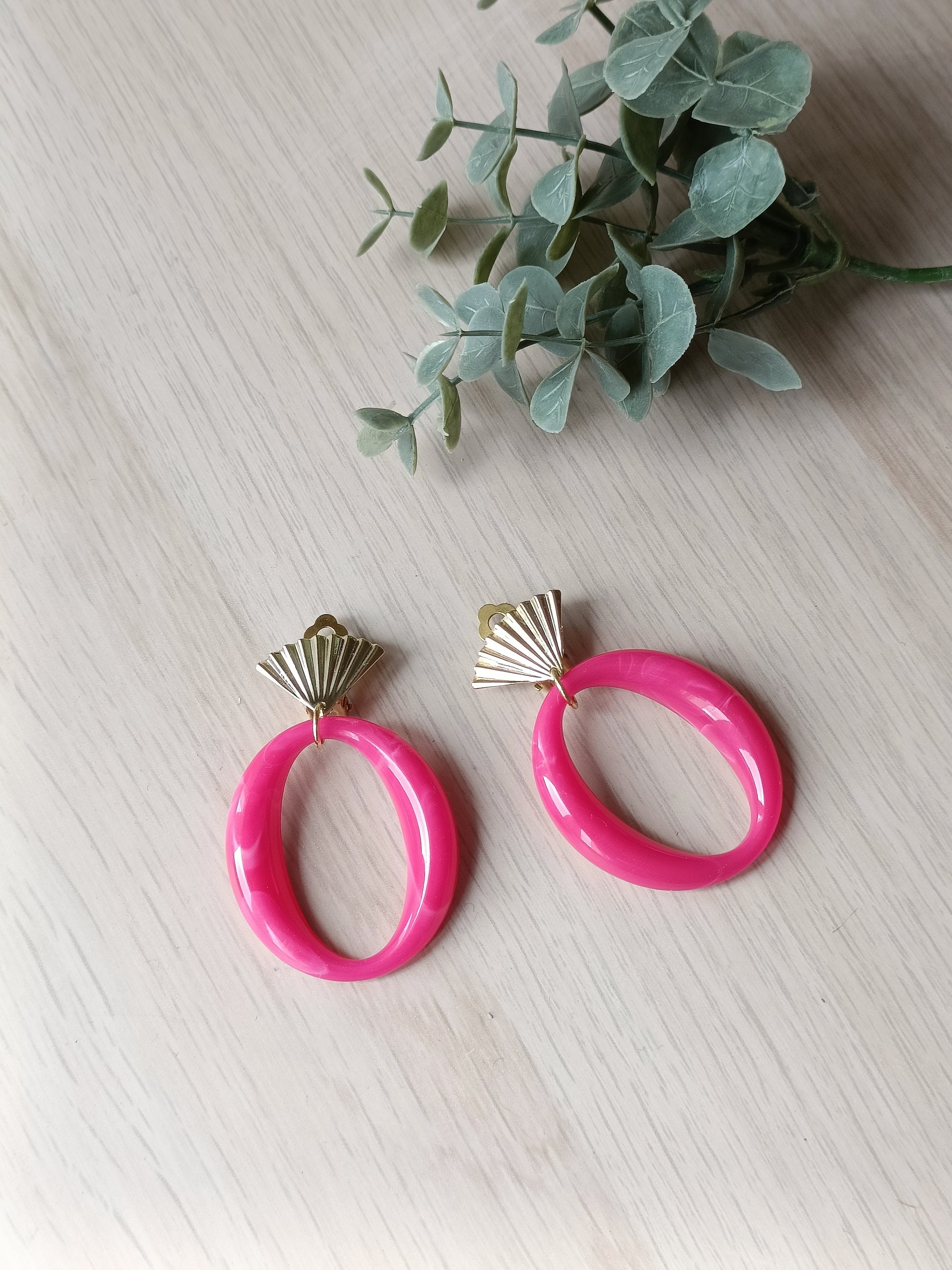 Les Cadix, boucles d'oreilles clips dorés en forme d'éventail et éléments fushia en acrylique, très légères