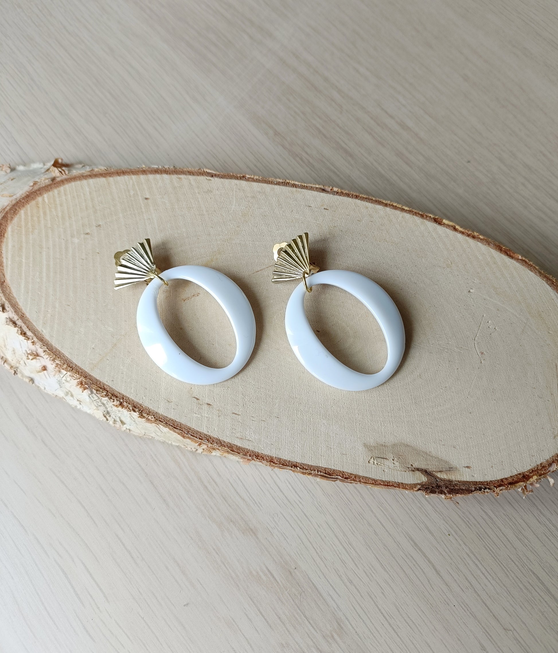Cadix, boucles d'oreilles clips éventails dorés or fin et  grands éléments blanc ajourés en acrylique