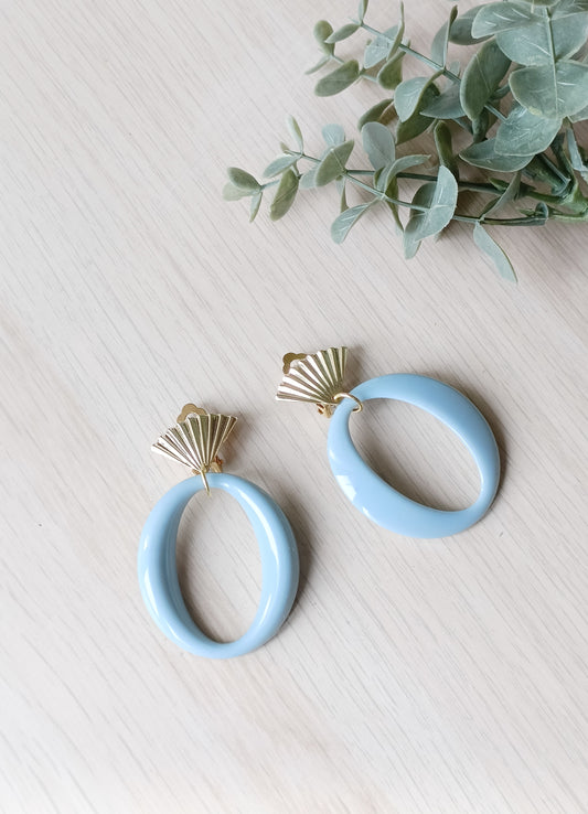 Boucles d'oreilles clips Cadix dorés or fin en forme d'éventails et éléments en acrylique bleu glacier, très légères