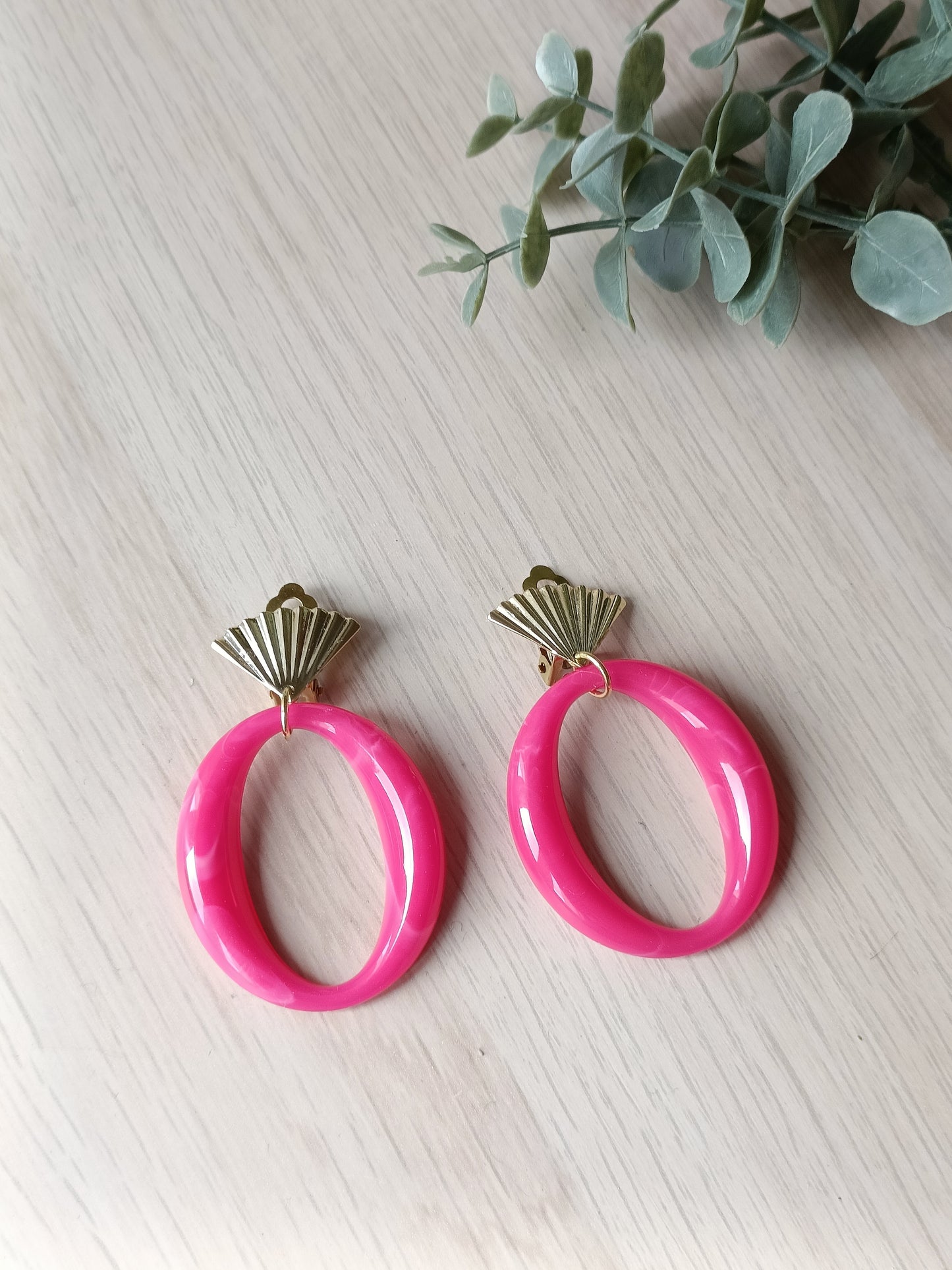 Les Cadix, boucles d'oreilles clips dorés en forme d'éventail et éléments en acrylique fushia, très légères