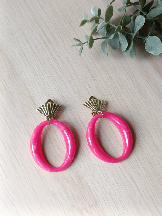Les Cadix, boucles d'oreilles clips dorés en forme d'éventail et éléments en acrylique fushia, très légères