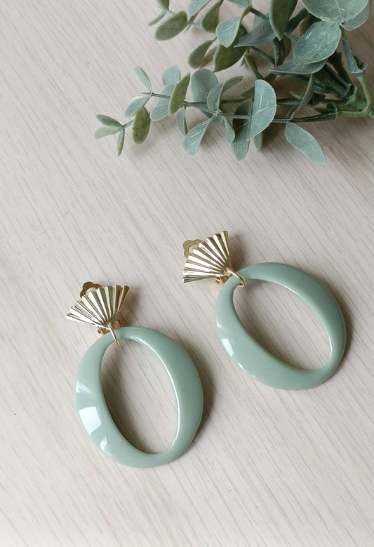 Boucles d'oreilles clips Cadix dorées or fin en forme d'éventail et grands éléments vert amande en acrylique, très légères  