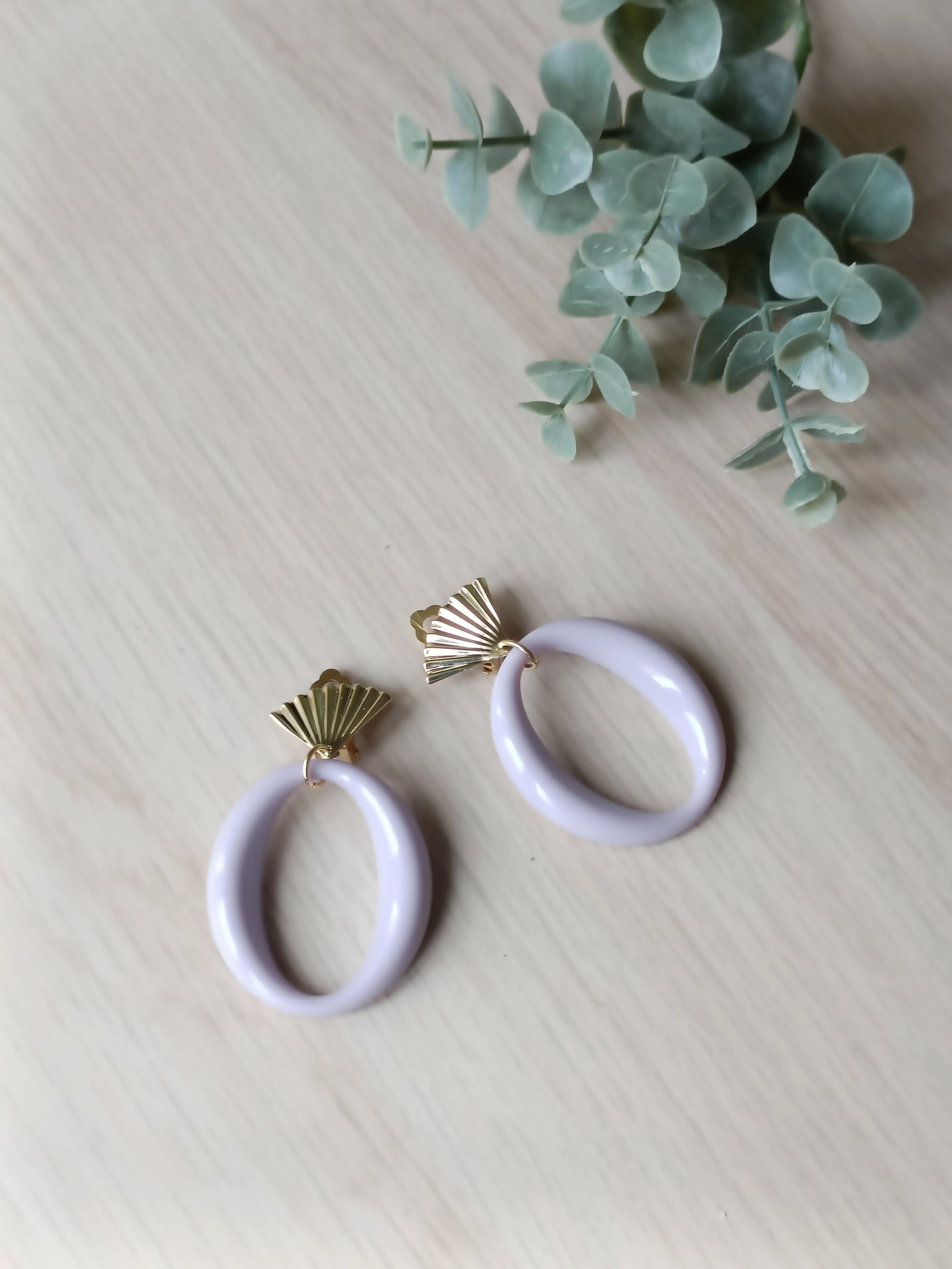 Cadix, boucles d'oreilles clips éventails dorés or fin et éléments ajourés en acrylique de couleur parme