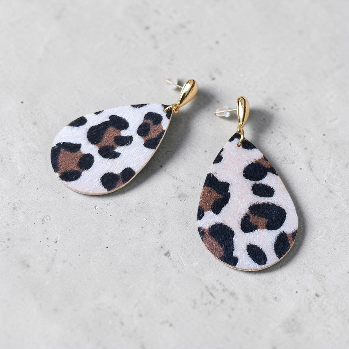Calypso, les grandes boucles d'oreilles puces léopard dorées à l'or fin