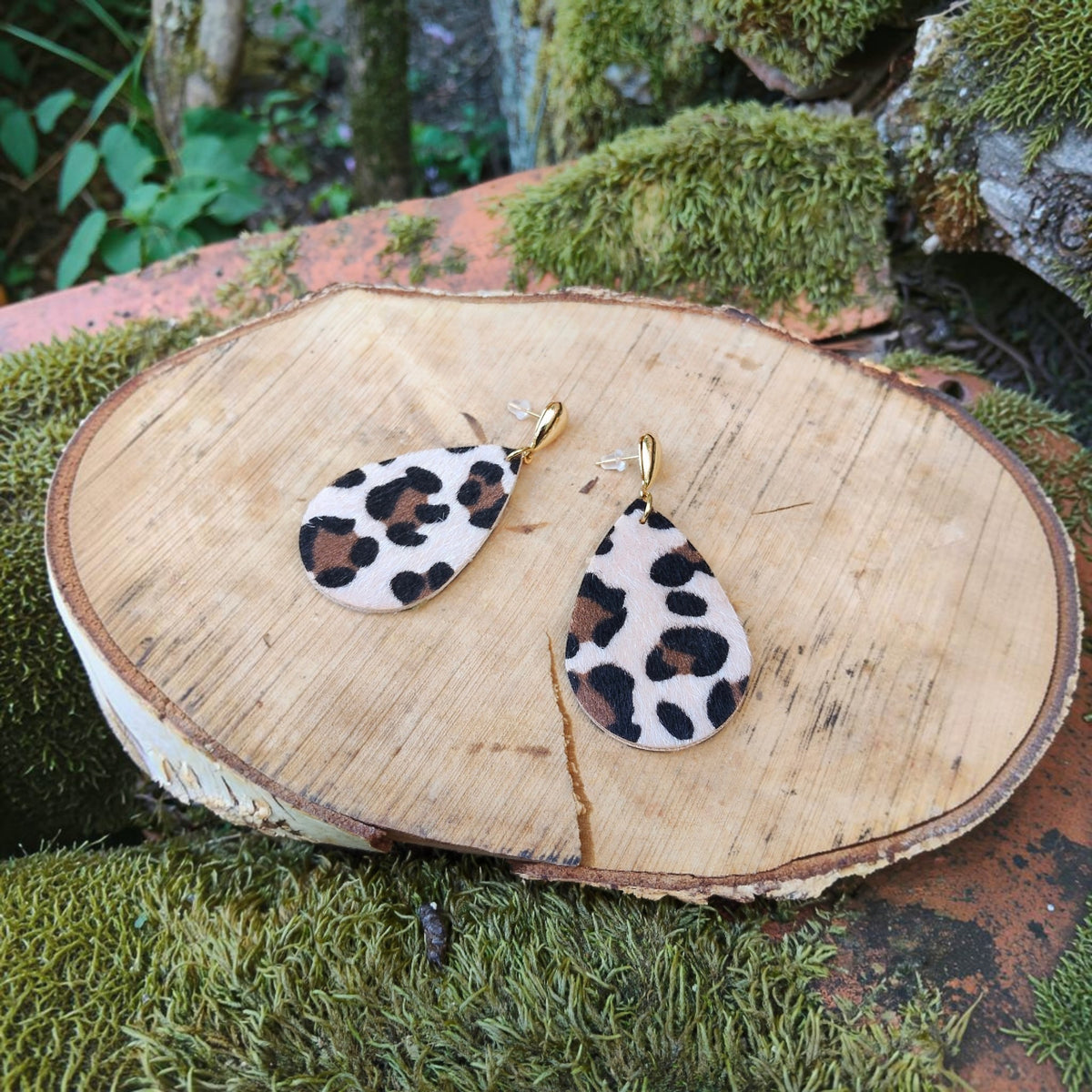 Calypso, les grandes boucles d'oreilles puces dorées or fin forme gouttes léopard simili cuir fausse fourure, très légères
