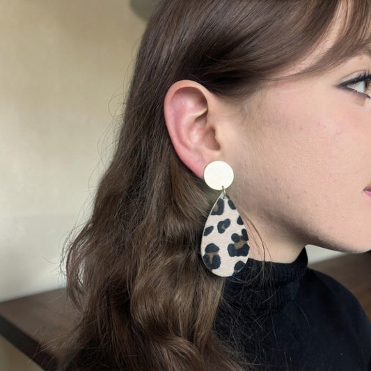 Calypso, les grandes boucles d'oreilles clips  INDOLORES dorées martelées et gouttes léopard en simili cuir, fausse fourure, très légères