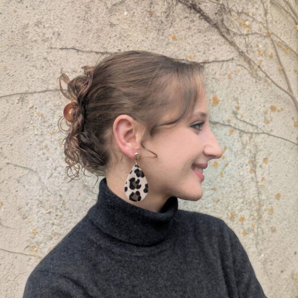 Calypso, les grandes boucles d'oreilles puces dorées or fin et gouttes léopard simili cuir en fausse fourure, très légères