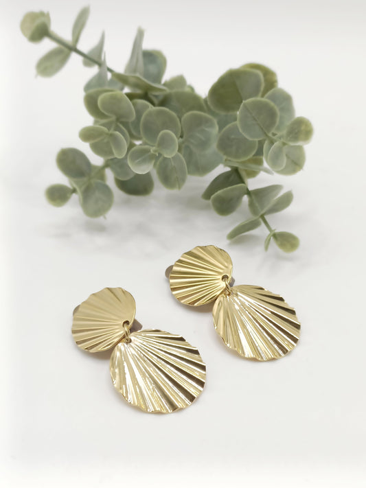 Camille, les boucles d'oreilles clips indolores dorées en acier inoxydable, style coquillage
