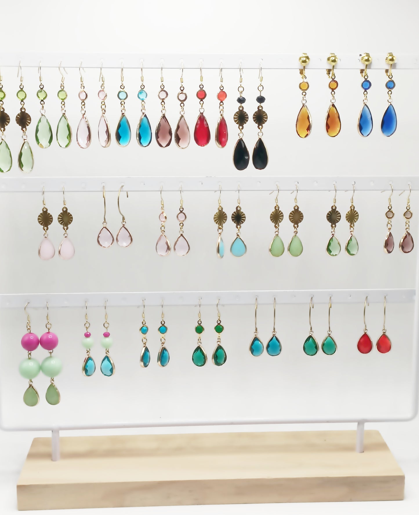 Carlotta, les boucles d'oreilles gouttes dorées et vertes