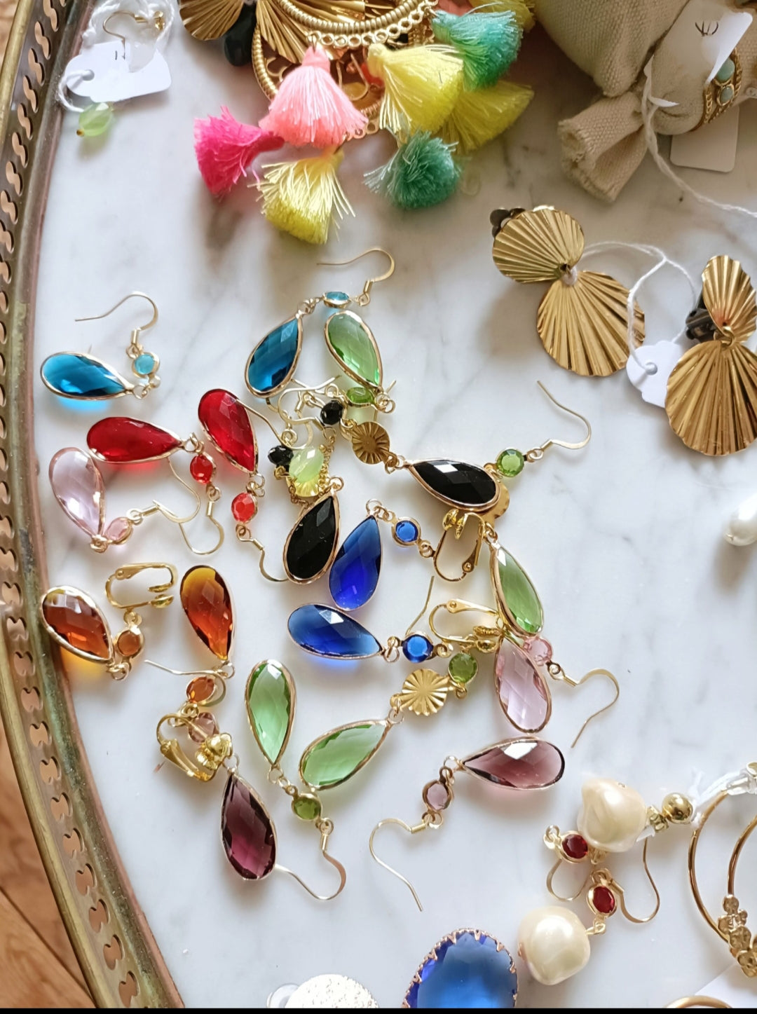 Carlotta, les boucles d'oreilles gouttes fines dorées, différentes couleurs, en percées ou clips, sur demande