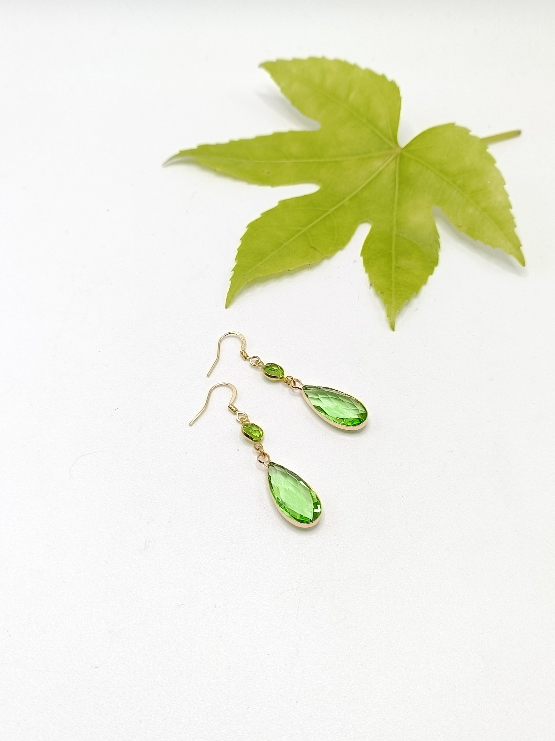 Carlotta, les boucles d'oreilles gouttes fines dorées et vertes, percées ou clips, sur demande