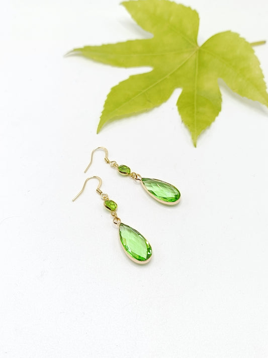 Carlotta, les boucles d'oreilles gouttes fines dorées et vertes, percées ou clips, sur demande