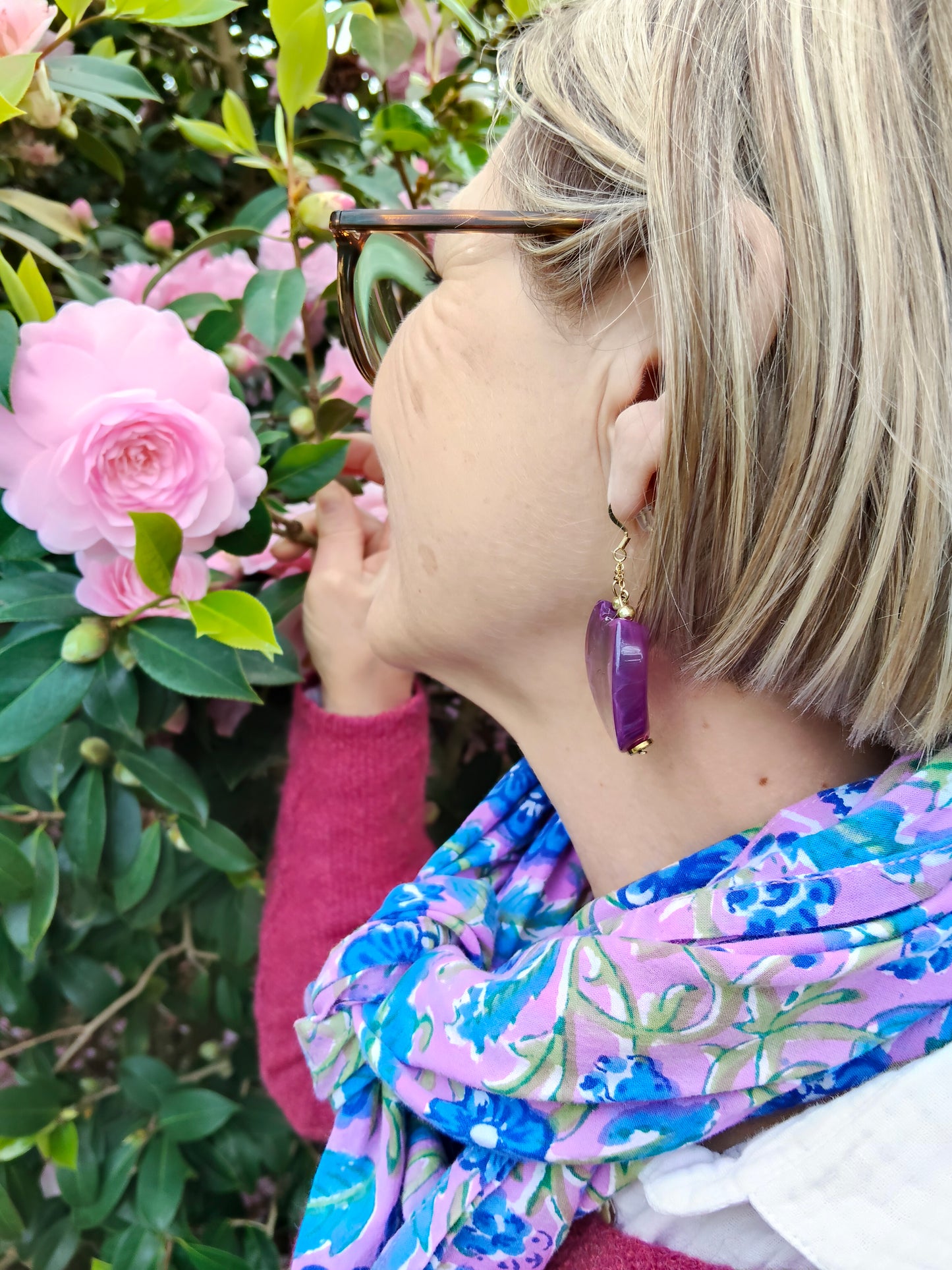 Cassandre, les boucles d'oreilles violettes, crochets ou clips