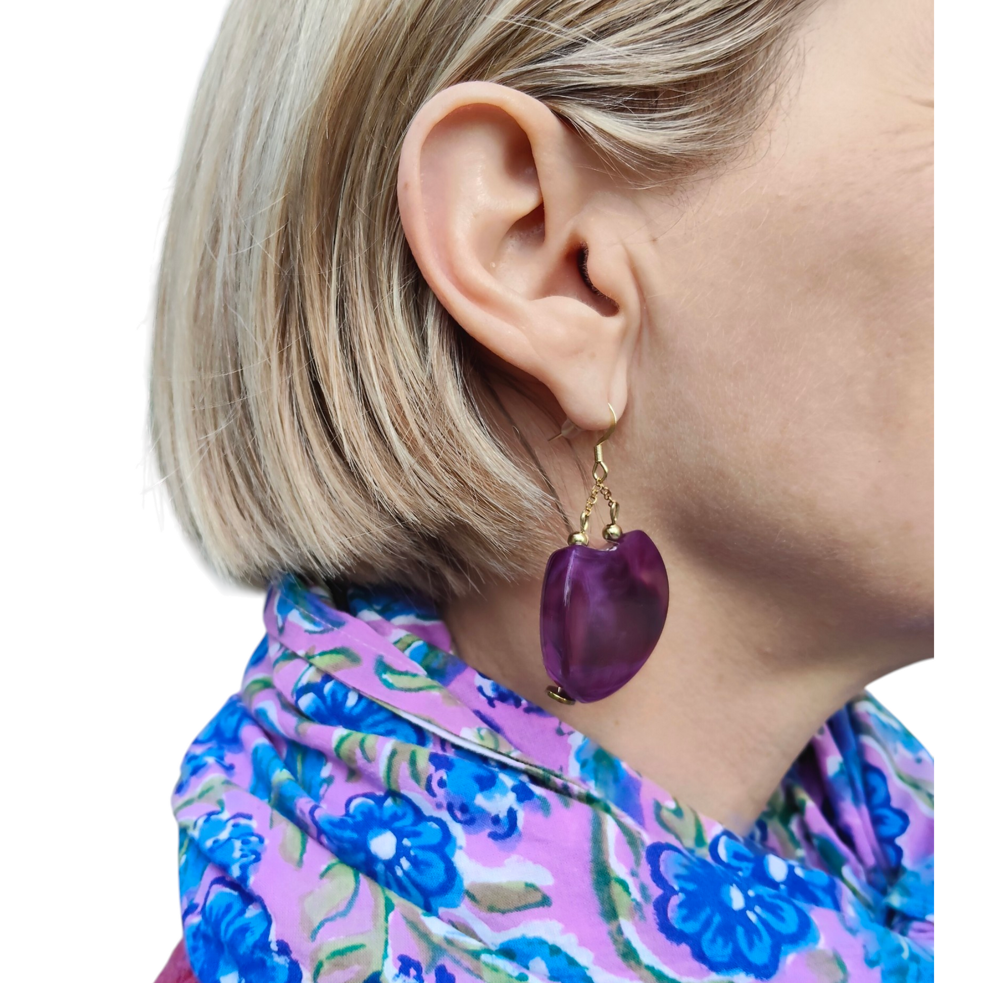 Cassandre, les grandes boucles d'oreilles violet marbré, percées ou clips
