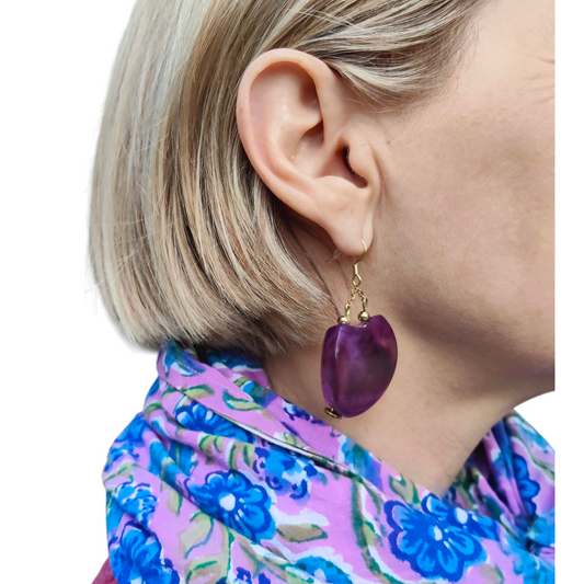 Cassandre, les grandes boucles d'oreilles violet marbré, percées ou clips