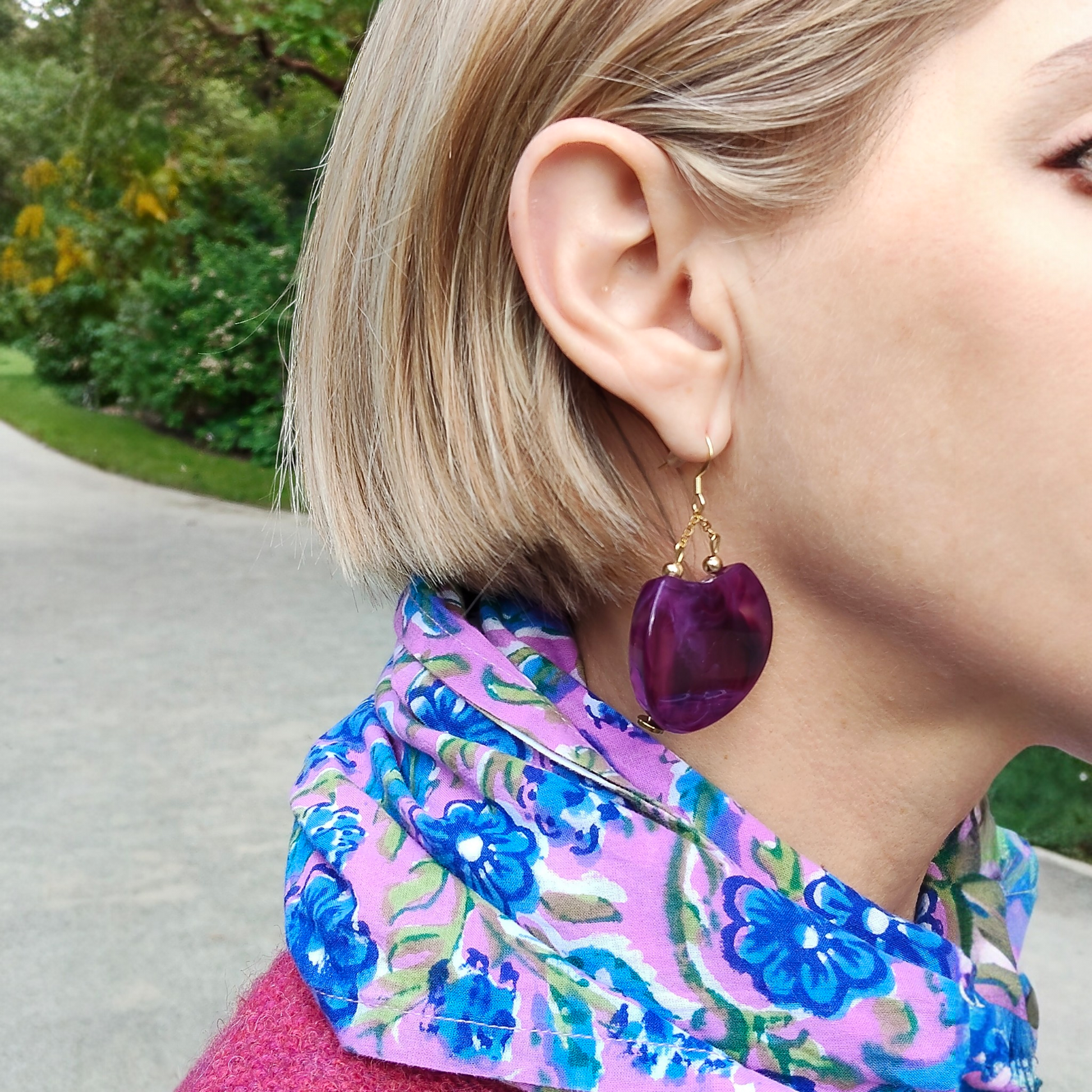 Cassandre, les grandes boucles d'oreilles violet marbré, percées ou clips