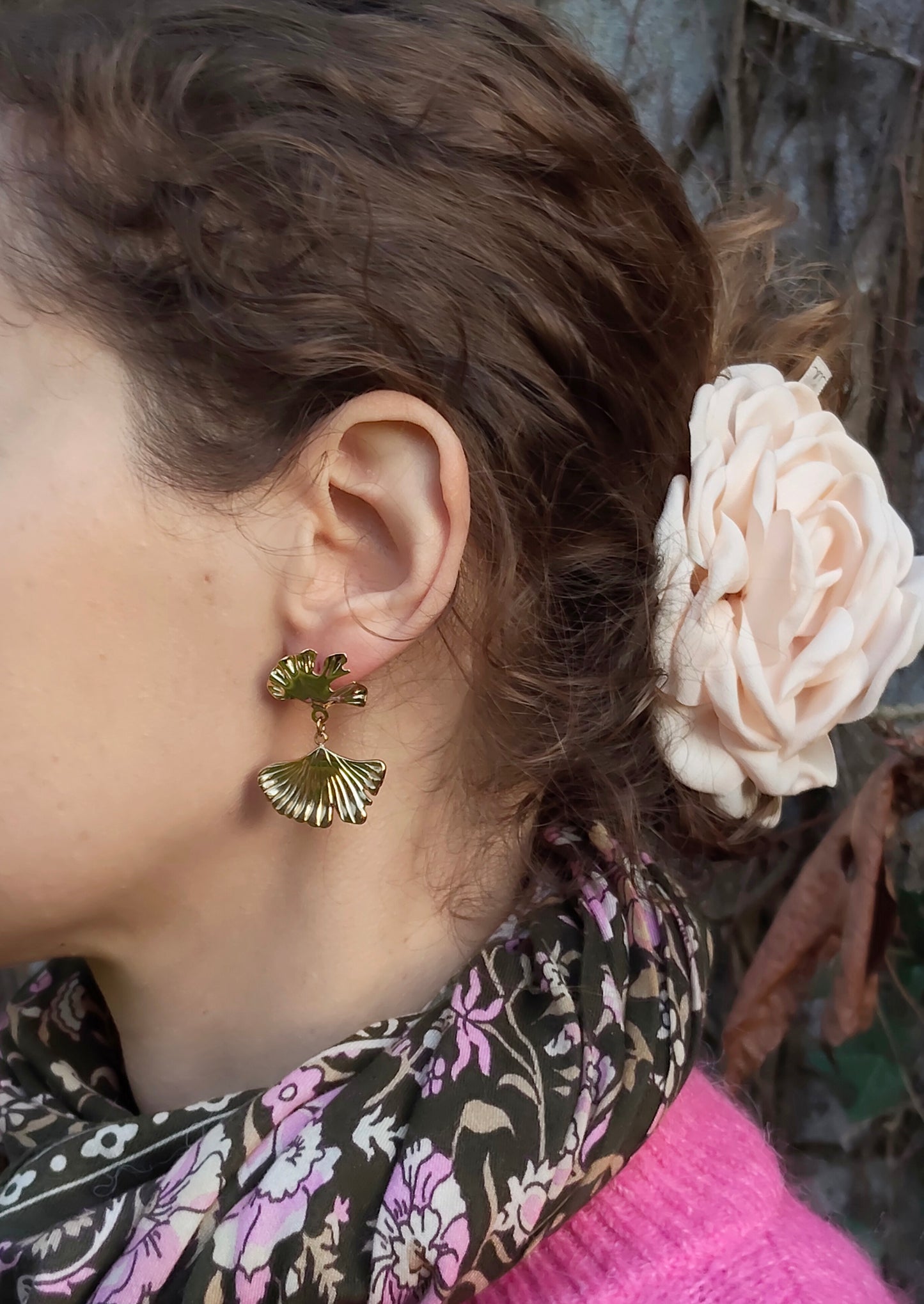 Boucles d'oreilles puces ginko avec puces et feuilles dorées or fin